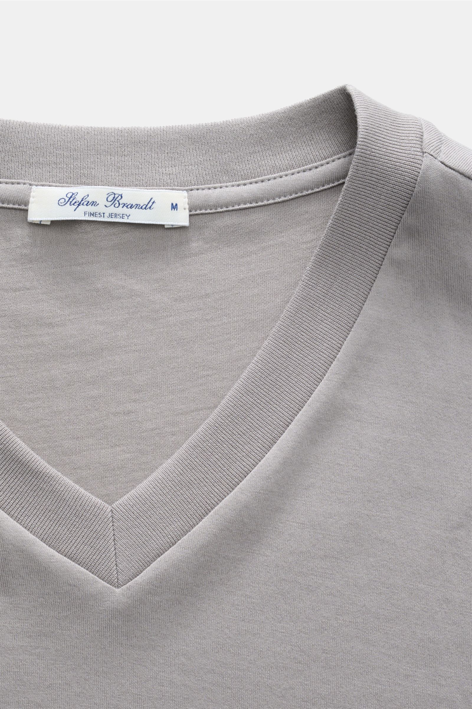Close-up front view of the Stefan Brandt V-Neck T-Shirt 'Adam' taupe, showcasing the V-neckline and label. Luxuriöses Essential: Das V-Neck T-Shirt von STEFAN BRANDT aus edler 'Urpima Sea Island' Baumwolle besticht durch außergewöhnliche Weichheit und zei
