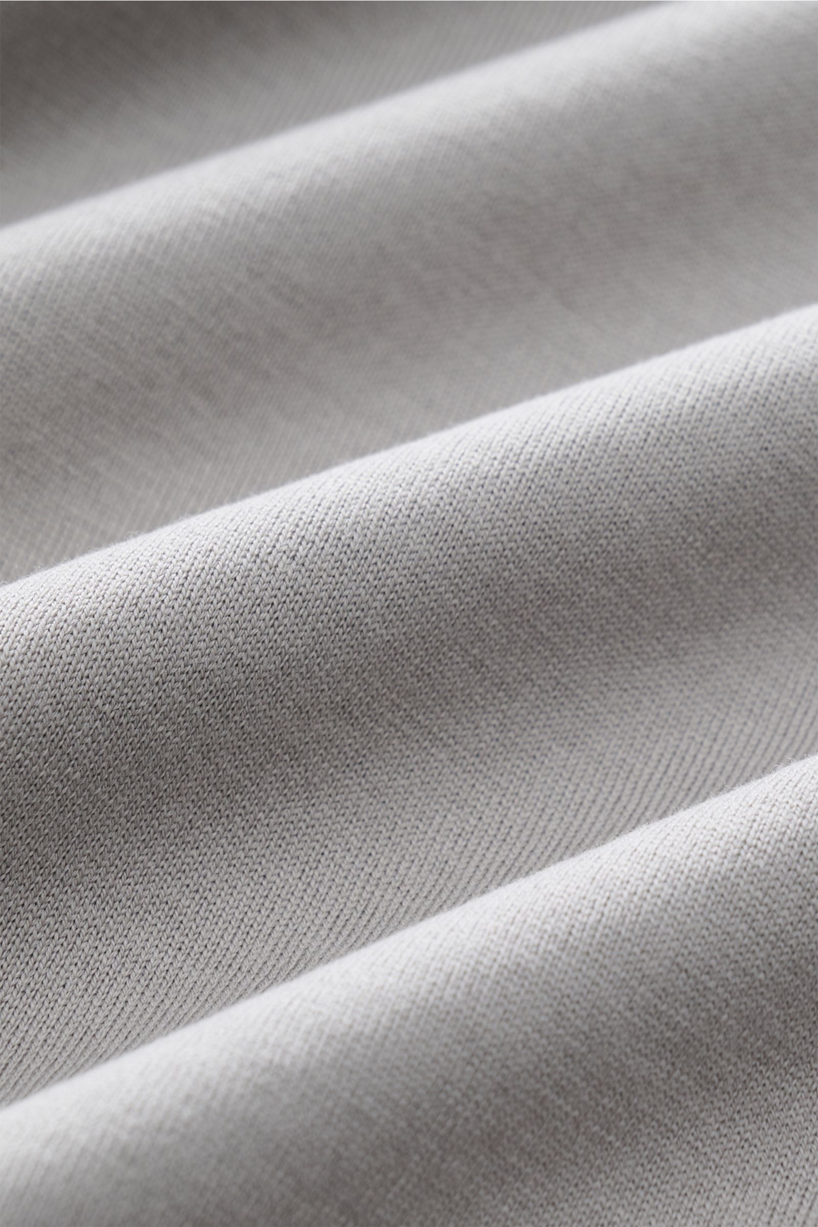 Close-up fabric detail of the Stefan Brandt V-Neck T-Shirt 'Adam' taupe, photographed from a top-front angle showing the fine knit texture and soft folds. Luxuriöses Essential: Das V-Neck T-Shirt von STEFAN BRANDT aus edler 'Urpima Sea Island' Baumwolle b