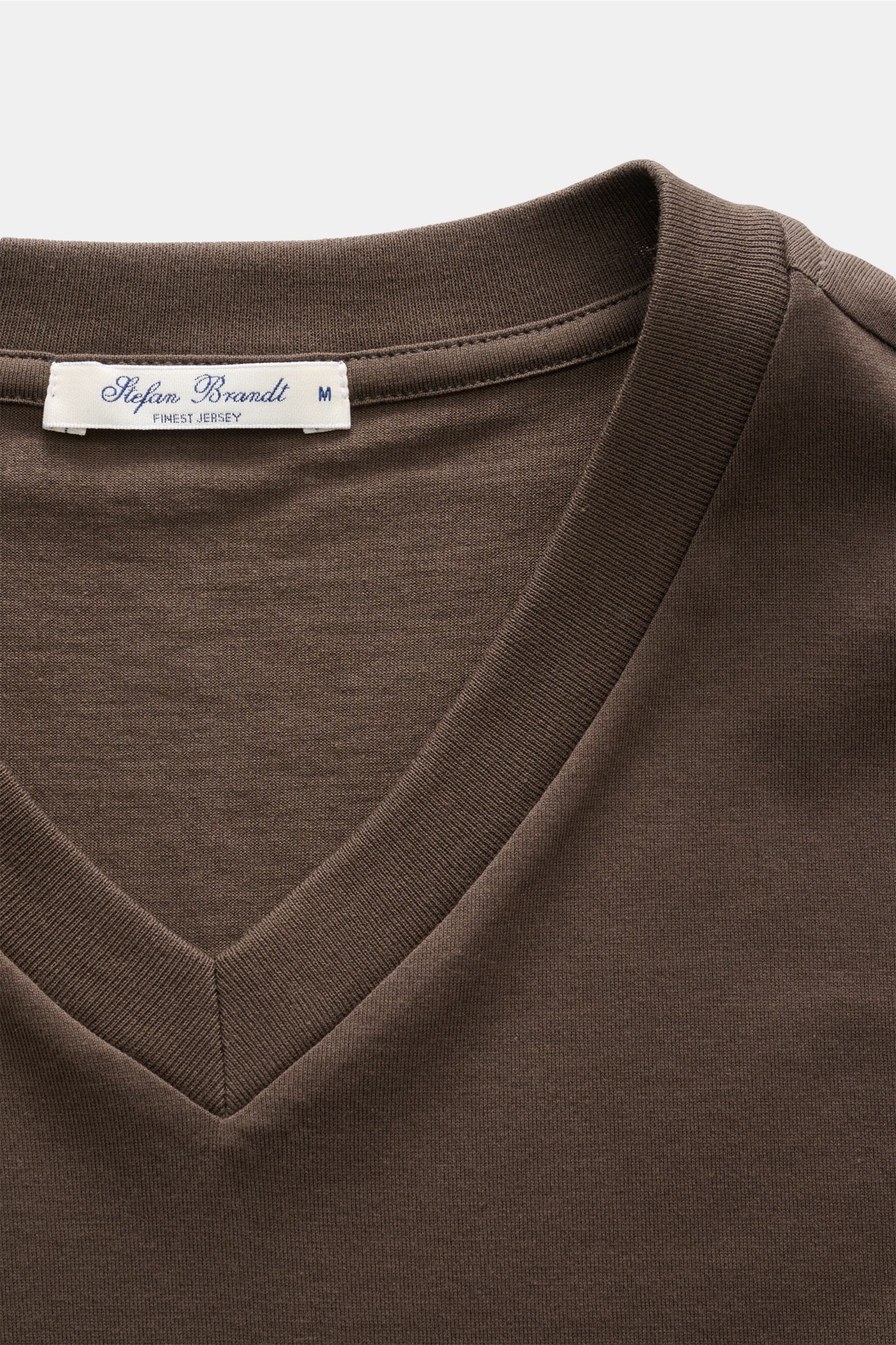 Close-up front view of Stefan Brandt V-Neck T-Shirt 'Adam' graubraun in soft, fine jersey with a slim fit and V-neck collar.

Description: Luxuriöses Essential: Das V-Neck T-Shirt von STEFAN BRANDT aus edler 'Urpima Sea Island' Baumwolle besticht durch