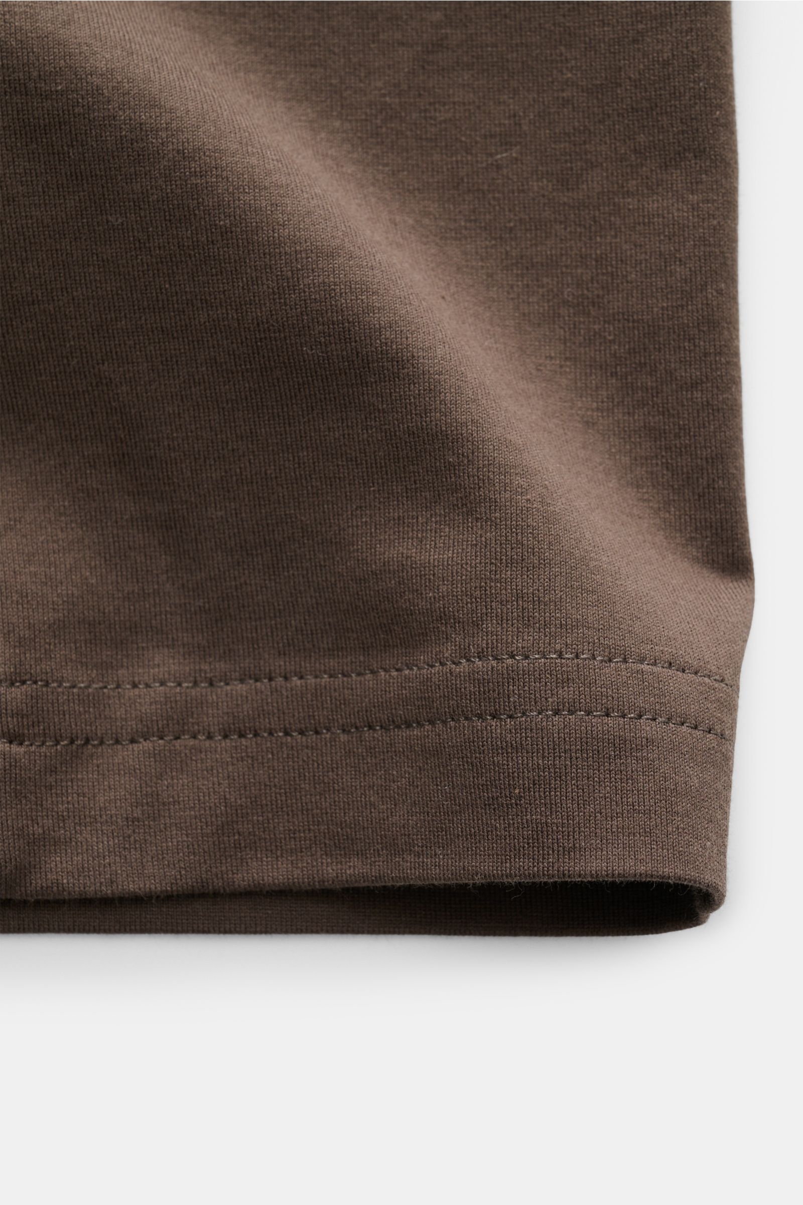 Close-up of the hem and fabric texture of the Stefan Brandt V-Neck T-Shirt 'Adam' graubraun, photographed from a side angle.

Luxuriöses Essential: Das V-Neck T-Shirt von STEFAN BRANDT aus edler 'Urpima Sea Island' Baumwolle besticht durch außergewöhnl