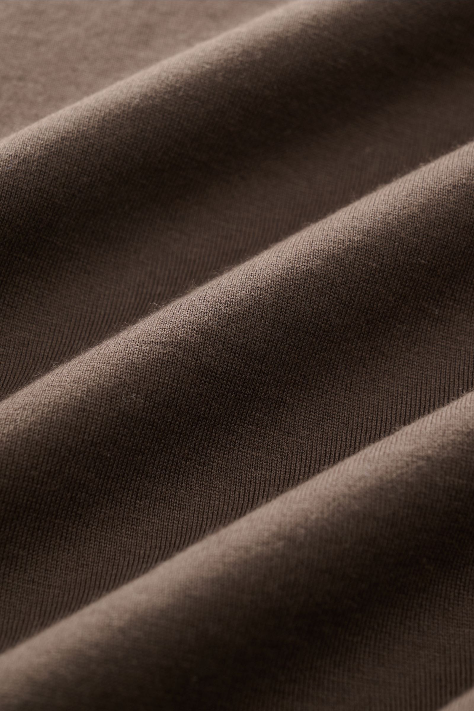 Close-up front view of the fabric texture of the Stefan Brandt V-Neck T-Shirt 'Adam' graubraun, highlighting its soft, fine knit.

Description: Luxuriöses Essential: Das V-Neck T-Shirt von STEFAN BRANDT aus edler 'Urpima Sea Island' Baumwolle besticht 