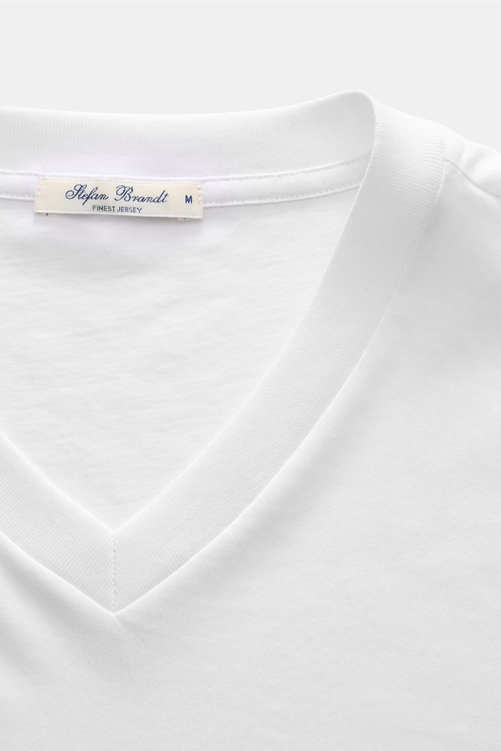 Close-up front view of Stefan Brandt V-Neck T-Shirt 'Adam' weiß showing the V-neck and label, made of soft Urpima Sea Island cotton.

Luxuriöses Essential: Das V-Neck T-Shirt von STEFAN BRANDT aus edler 'Urpima Sea Island' Baumwolle besticht durch auße