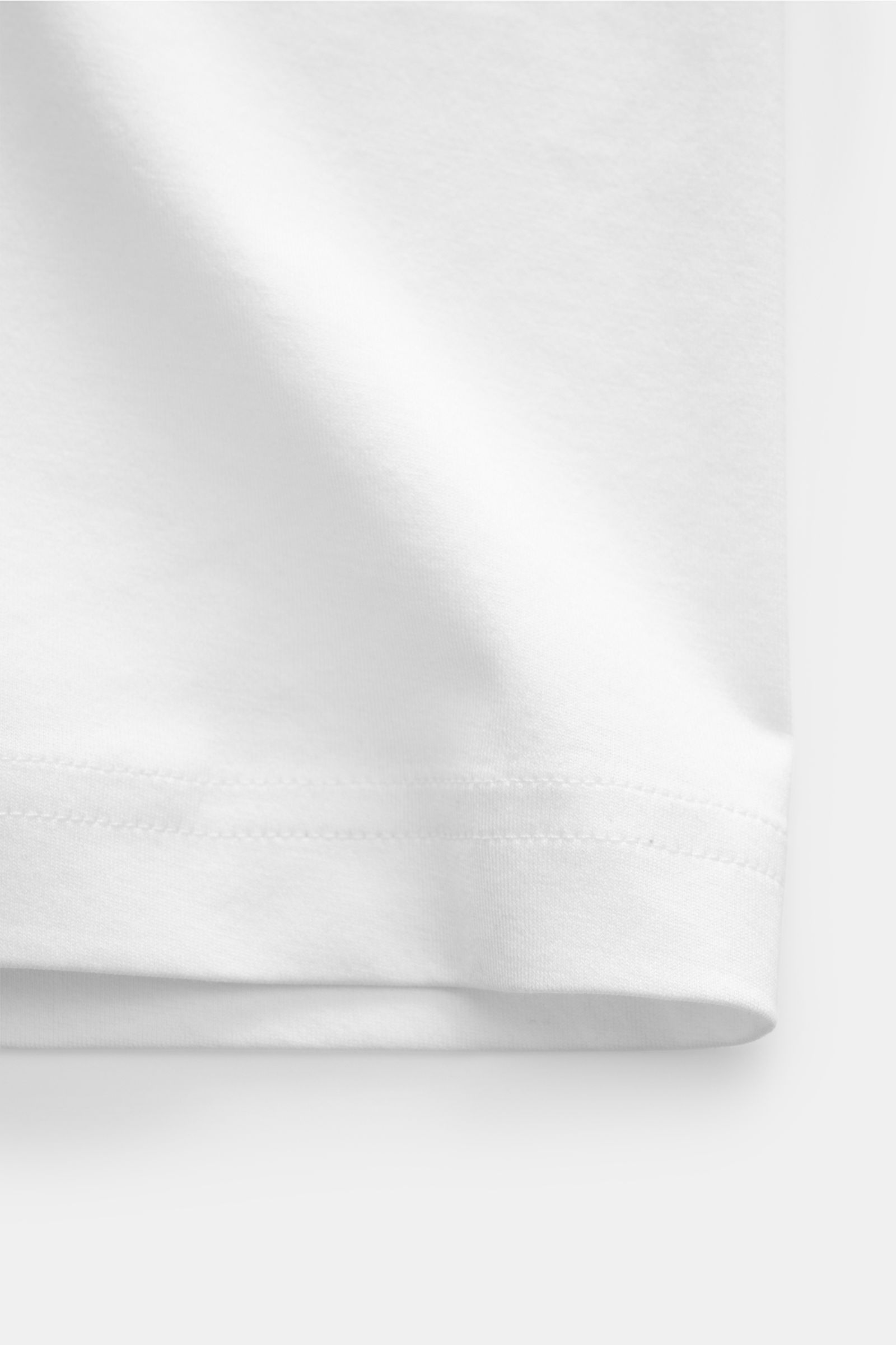 Close-up of Stefan Brandt V-Neck T-Shirt 'Adam' weiß fabric showing soft, pure Urpima Sea Island cotton, slim fit, V-neck, photographed from a side angle.

Description: Luxuriöses Essential: Das V-Neck T-Shirt von STEFAN BRANDT aus edler 'Urpima Sea Is
