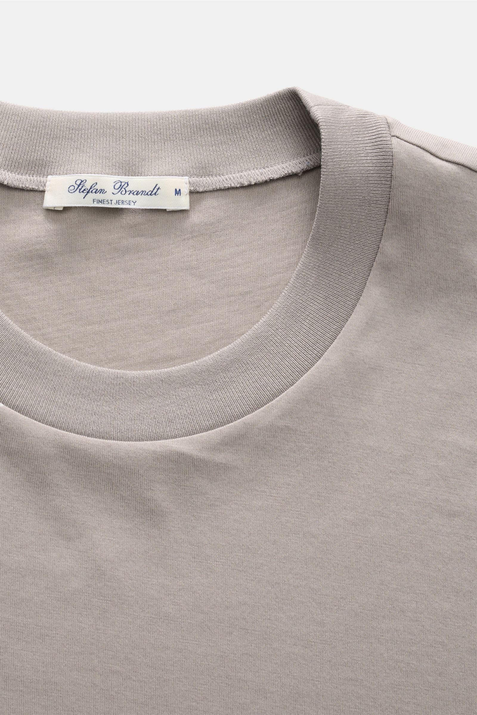 Nahaufnahme des Stefan Brandt Rundhals-T-Shirts 'Eli' taupe von oben, Jersey aus reiner Pima-Baumwolle, sehr weicher Griff, Slim Fit, Rundhalsausschnitt.