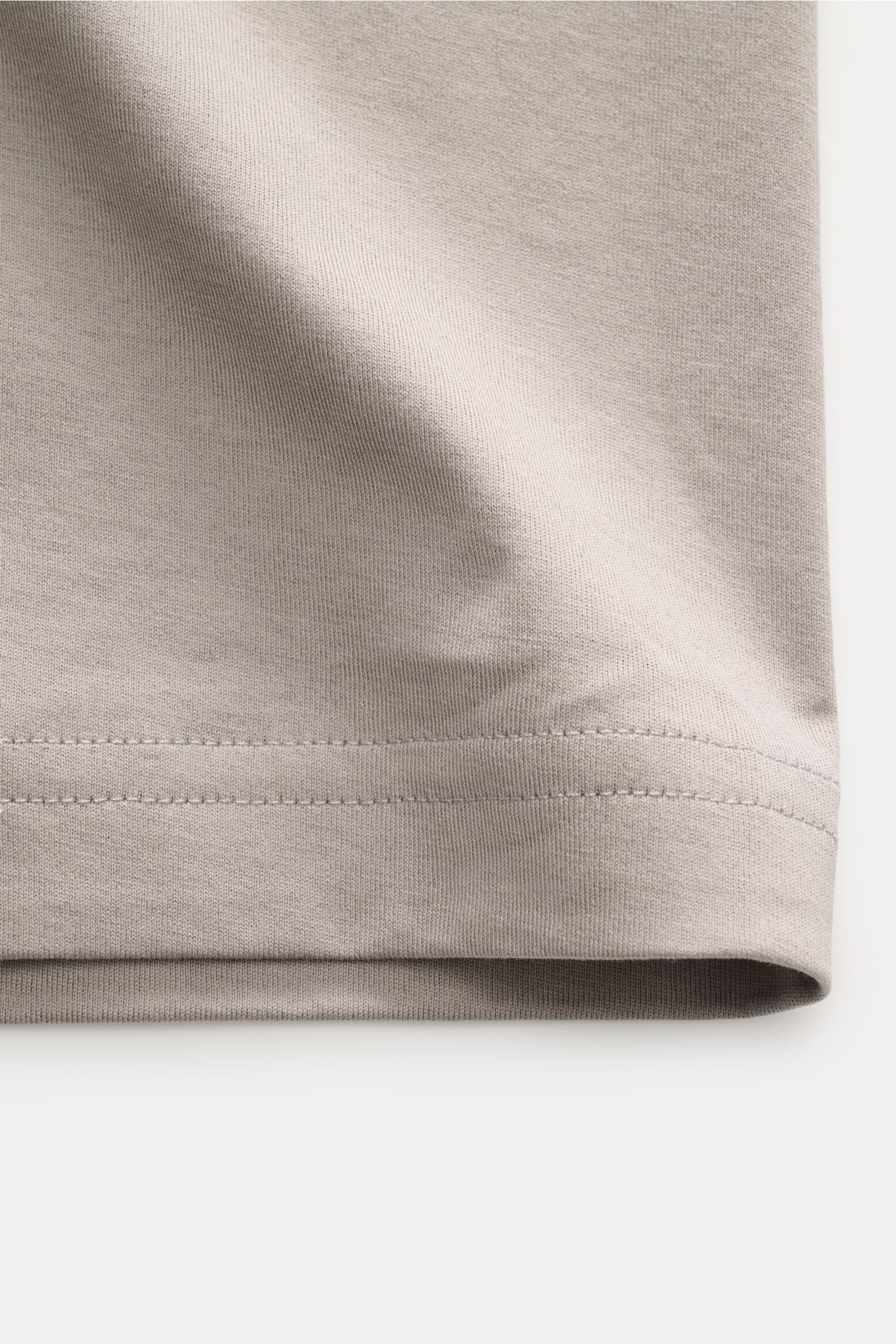 Stefan Brandt Rundhals-T-Shirt 'Eli' taupe, Detailaufnahme Saum, Jersey aus reiner Pima-Baumwolle, sehr weich, Slim Fit, Rundhalsausschnitt.