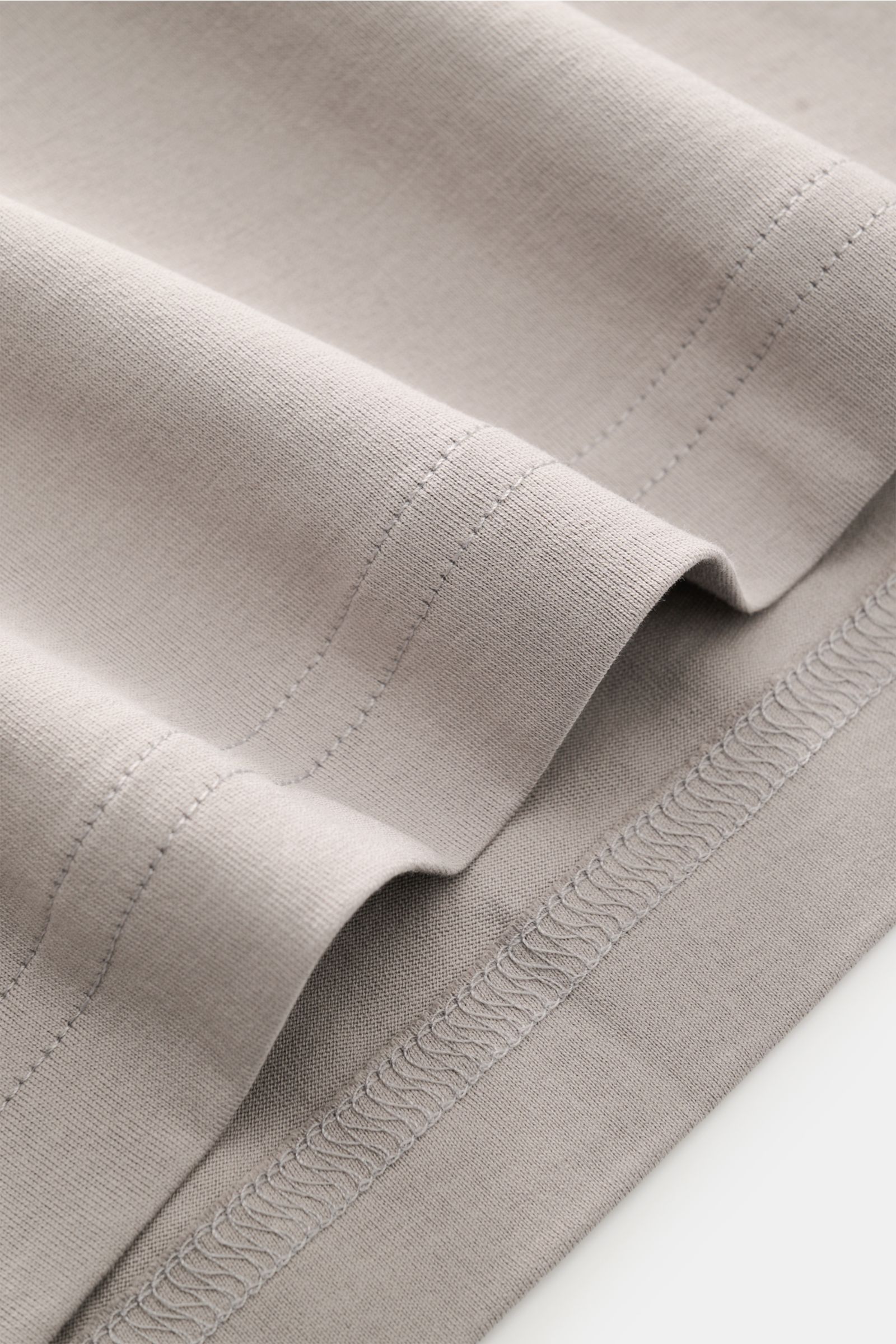 Nahaufnahme des taupefarbenen Stefan Brandt Rundhals-T-Shirts 'Eli' aus feinem Pima-Baumwoll-Jersey, Slim Fit, Rundhalsausschnitt, sehr weicher Griff.