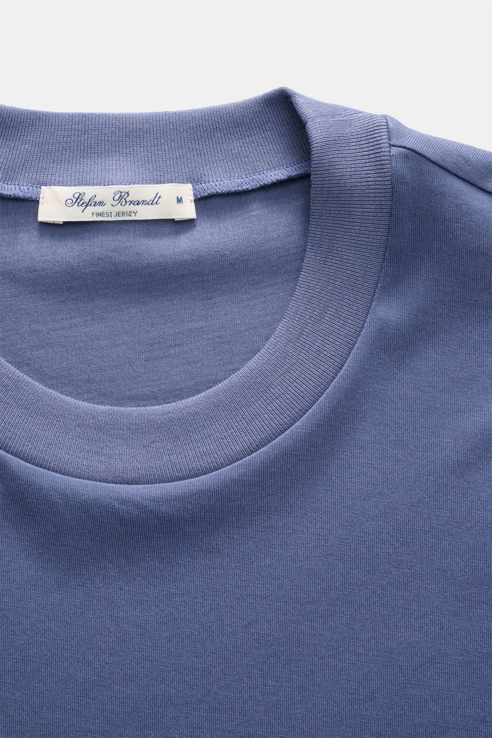 Nahaufnahme von Stefan Brandt Rundhals-T-Shirt 'Eli' graublau aus weichem Pima-Baumwoll-Jersey mit Rundhalsausschnitt, Slim Fit.
