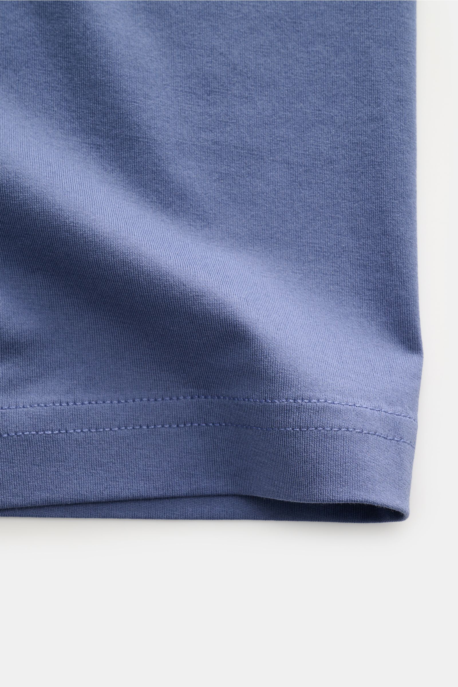 Nahaufnahme des Saums vom Stefan Brandt Rundhals-T-Shirt 'Eli' graublau aus weichem Pima-Baumwoll-Jersey, Slim Fit.