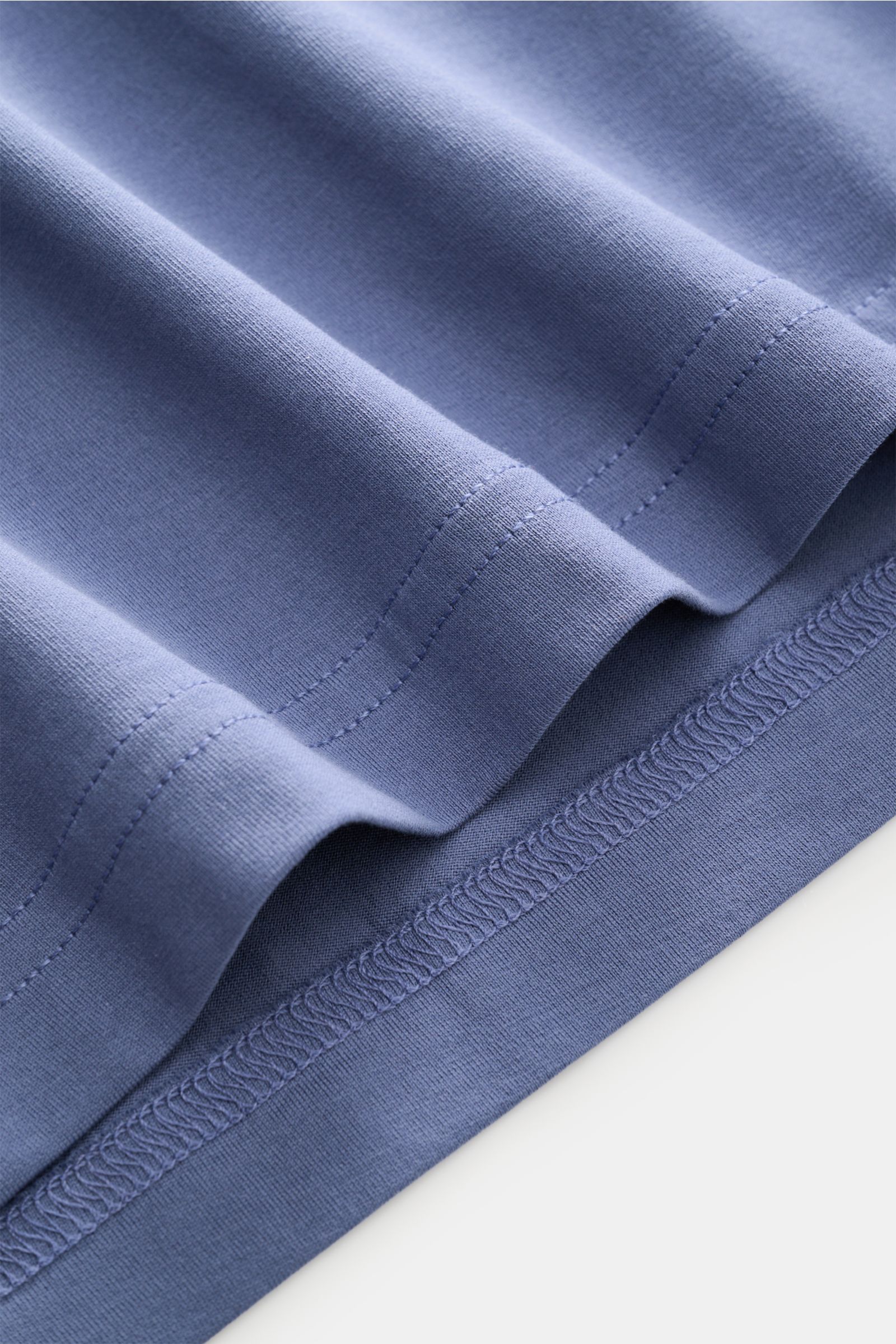 Nahaufnahme des Stefan Brandt Rundhals-T-Shirt 'Eli' graublau am Saum, Jersey aus reiner Pima-Baumwolle, sehr weicher Griff, Slim Fit, Rundhalsausschnitt.