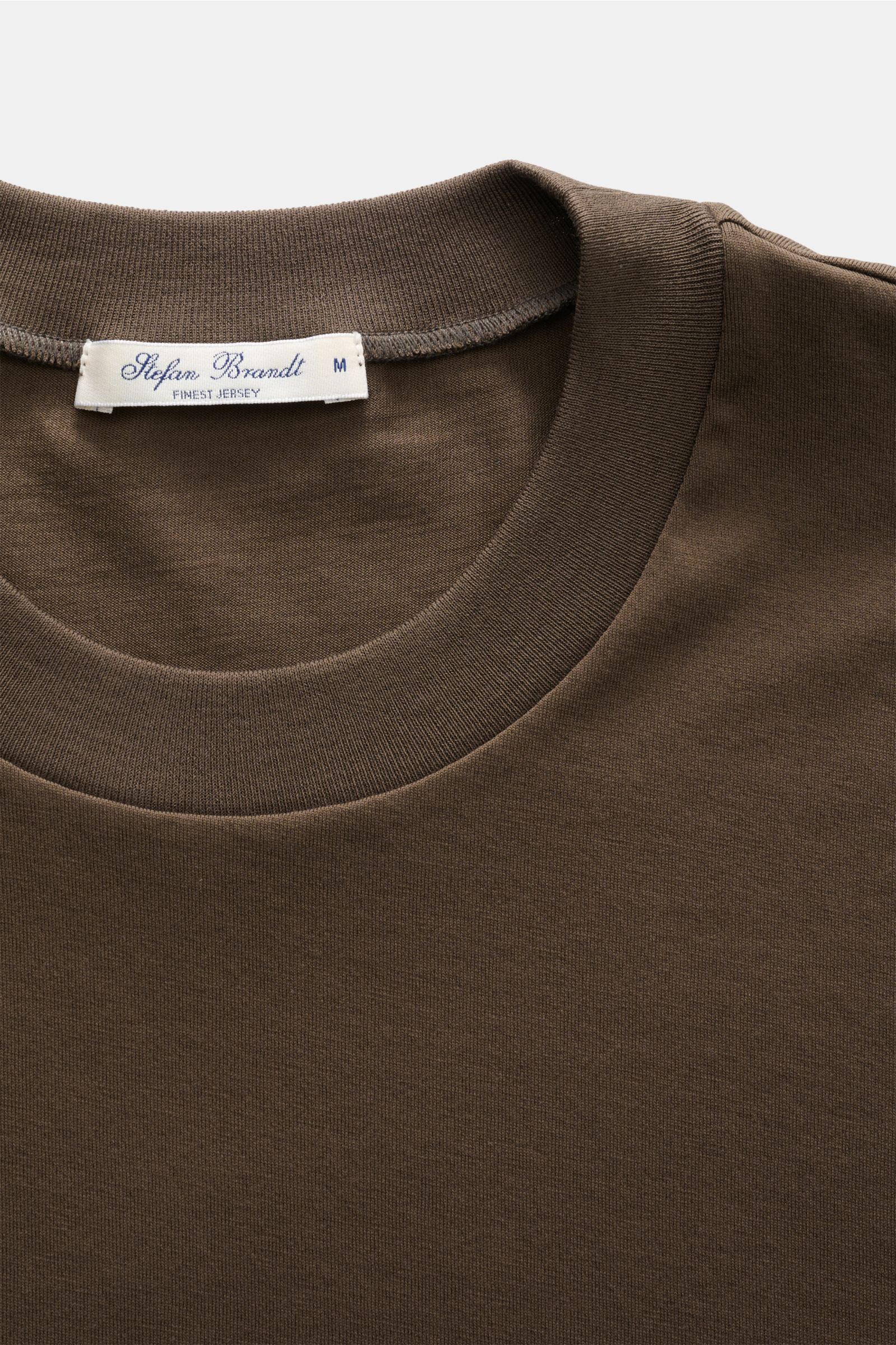 Stefan Brandt Rundhals-T-Shirt 'Eli' graubraun aus weichem Pima-Baumwolle-Jersey, Slim Fit, Rundhalsausschnitt, Nahaufnahme von oben.