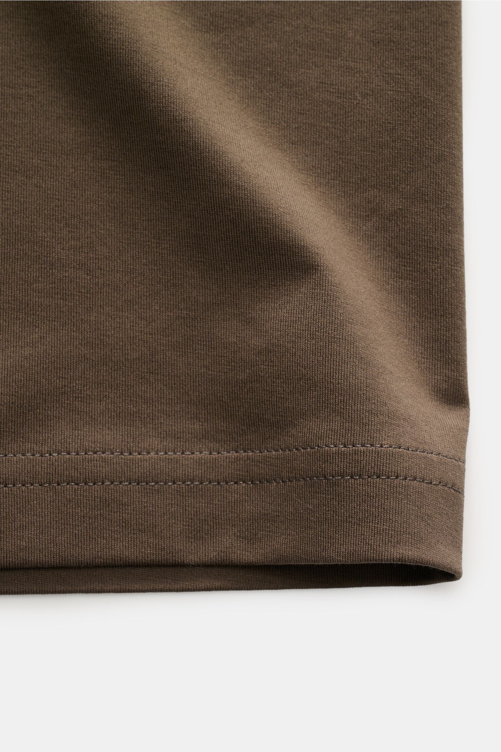 Nahaufnahme des Saums vom Stefan Brandt Rundhals-T-Shirt 'Eli' graubraun aus weichem Pima-Baumwoll-Jersey, Slim Fit.