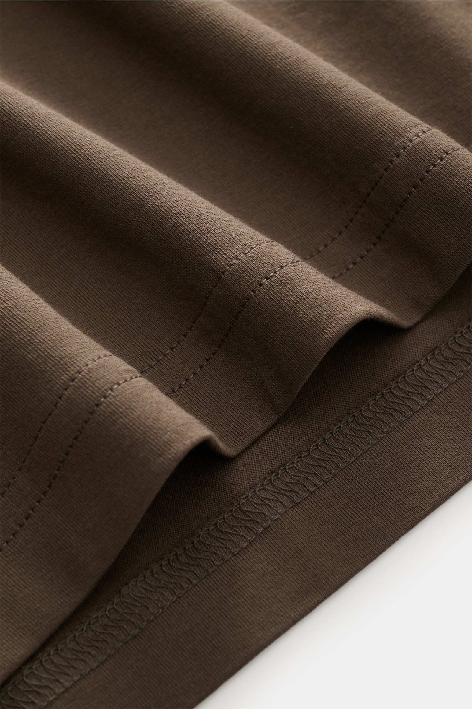 Nahaufnahme des Stefan Brandt Rundhals-T-Shirt 'Eli' graubraun aus feinem Pima-Baumwoll-Jersey mit weichem Griff, Slim Fit, Rundhalsausschnitt.