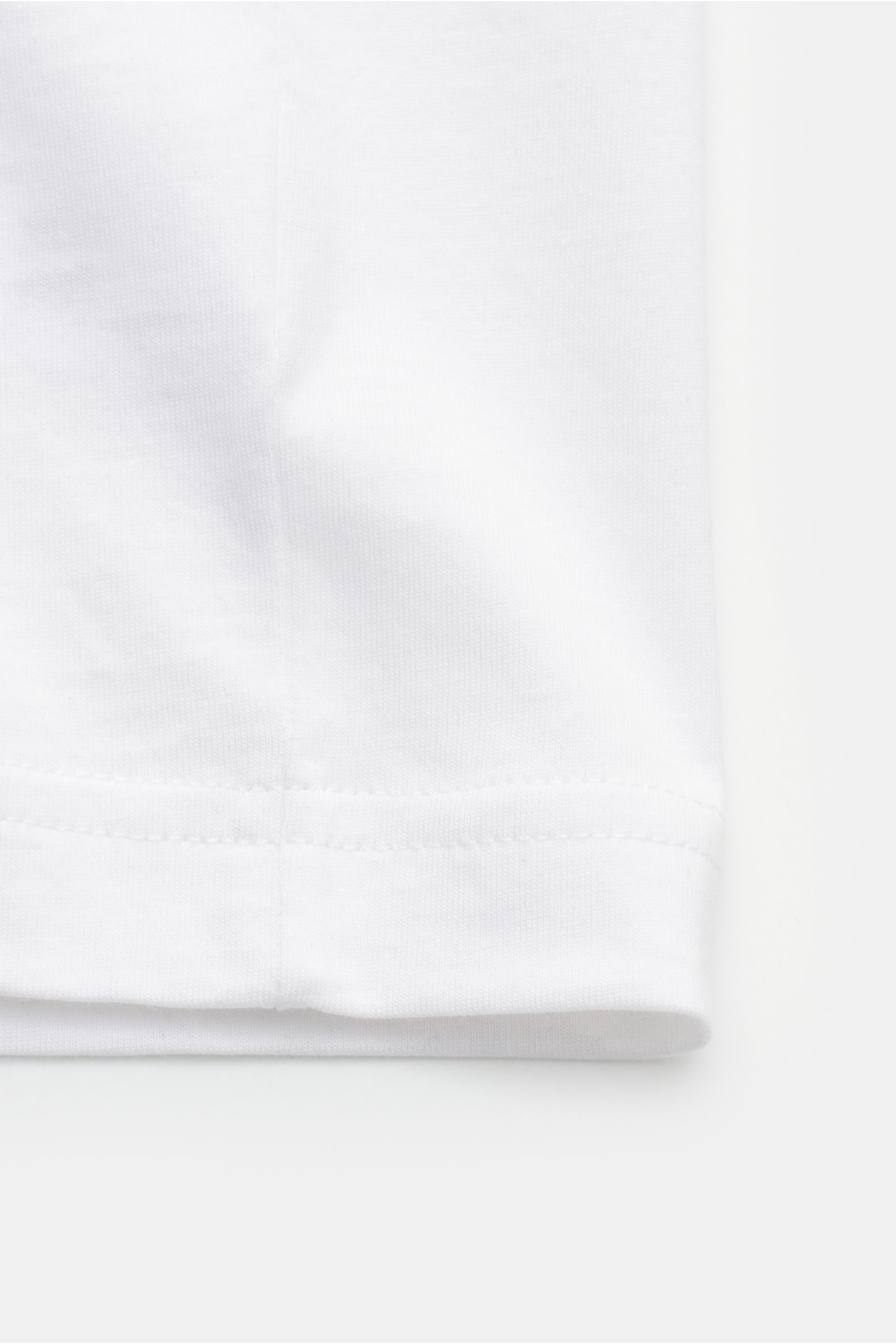 Close-up bottom hem view of the Stefan Brandt Rundhals-T-Shirt 'Eli' weiß, jersey made from pure Pima cotton, very soft, slim fit, round neckline.