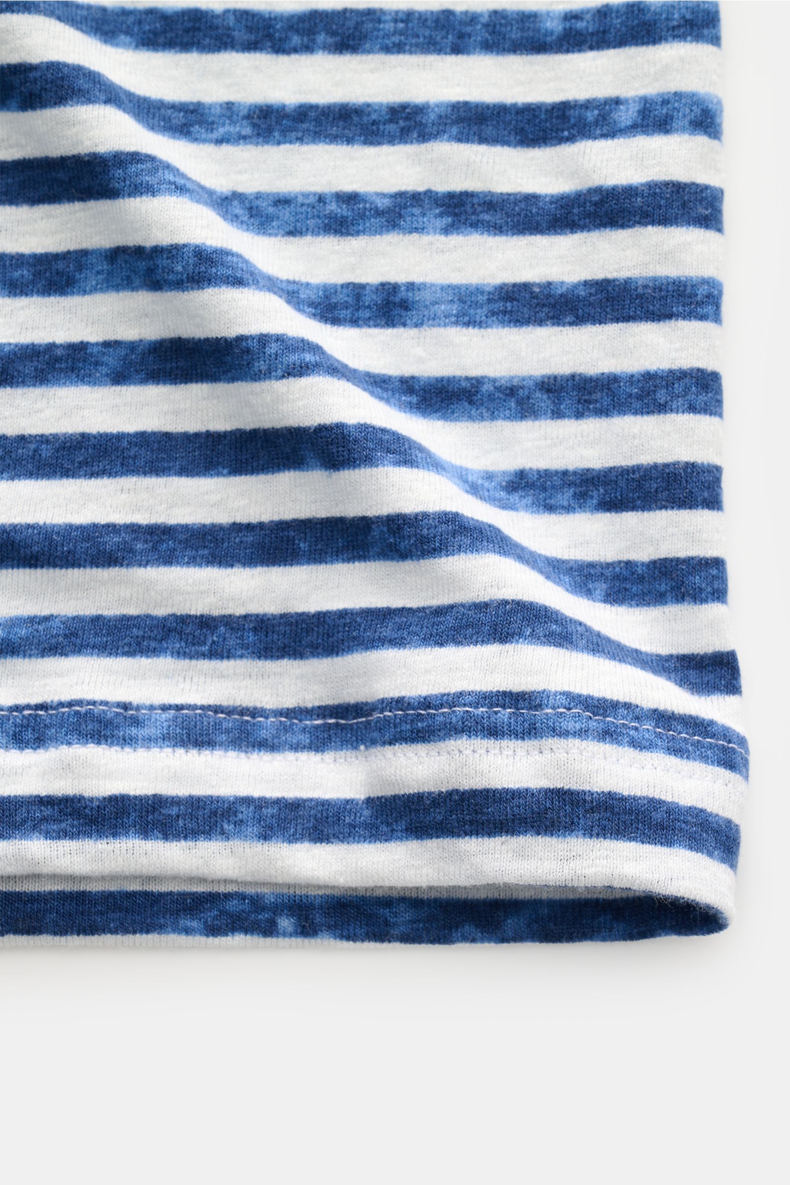 Nahaufnahme des blau/creme gestreiften Stefan Brandt Leinen Rundhals-T-Shirts, zeigt Jersey mit weichem Griff, typischer Struktur, Regular Fit, Rundhalsausschnitt.