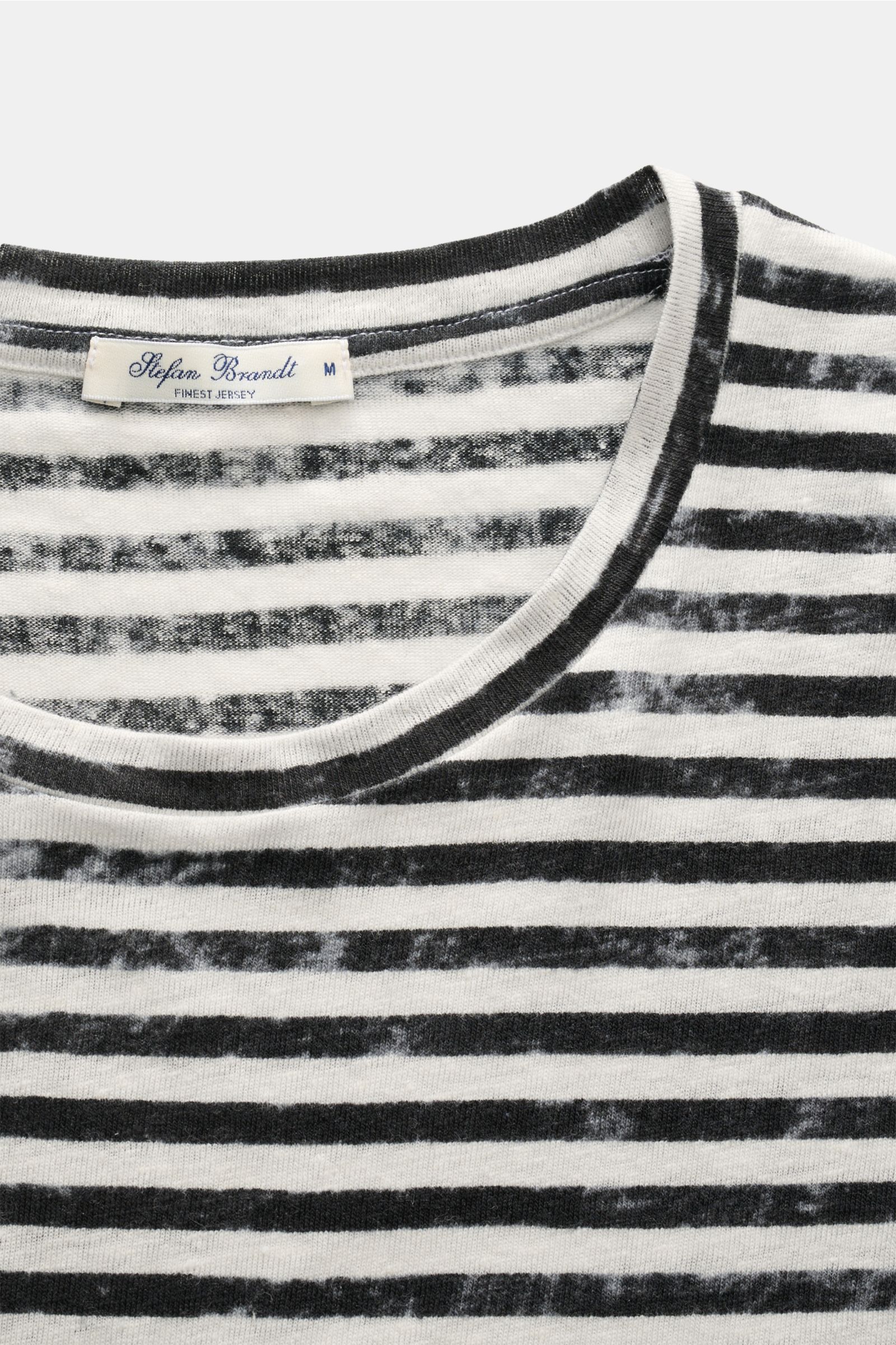 Stefan Brandt Leinen Rundhals-T-Shirt schwarz/offwhite gestreift, Detailaufnahme von oben, elastischer Leinen-Jersey, weicher Griff, klassische Streifen.