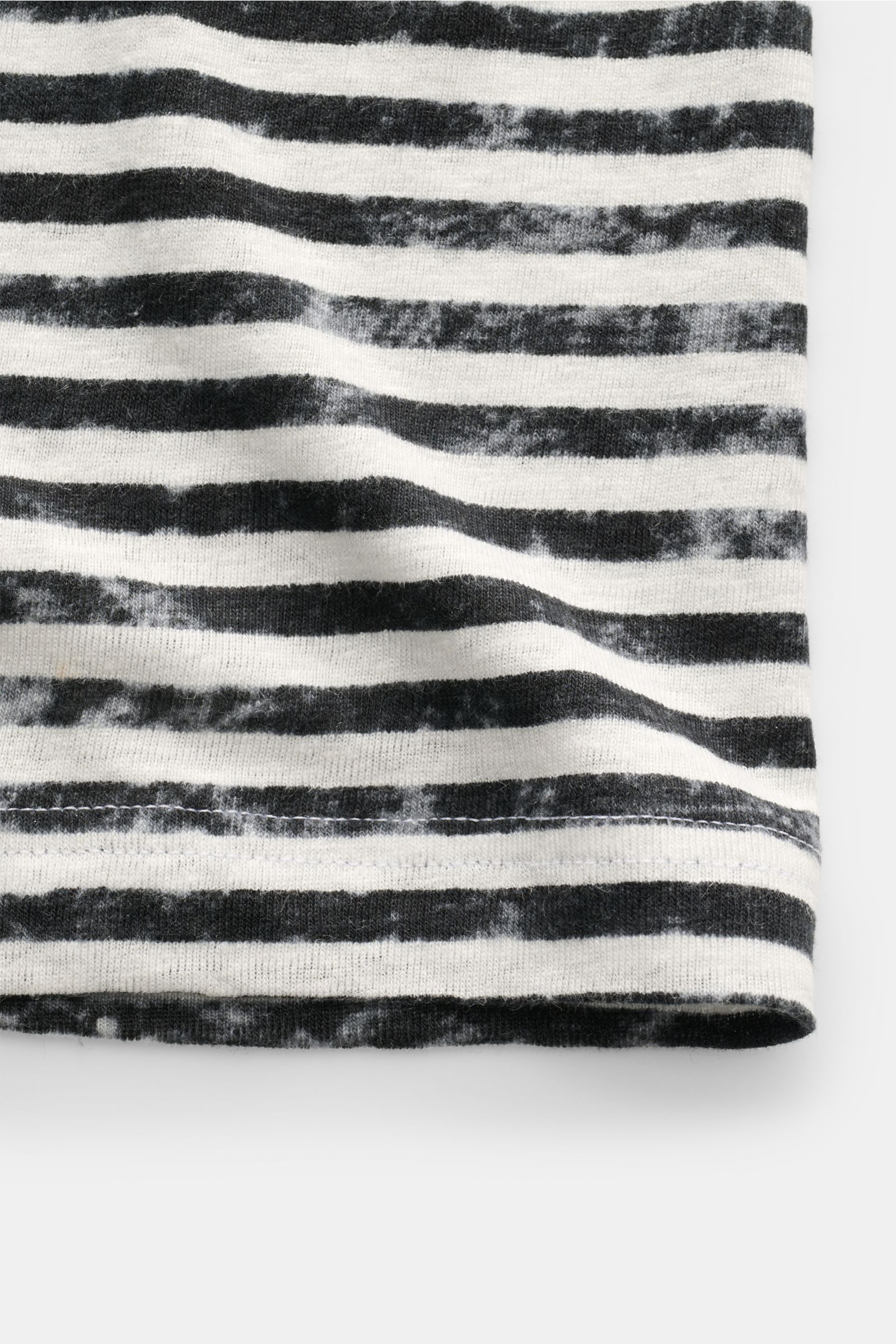 Nahaufnahme des Stoffes vom Stefan Brandt Leinen Rundhals-T-Shirt schwarz/offwhite gestreift, Jersey aus elastischem Leinen mit weichem Griff und klassischer Streifenstruktur, fotografiert aus Frontalperspektive.