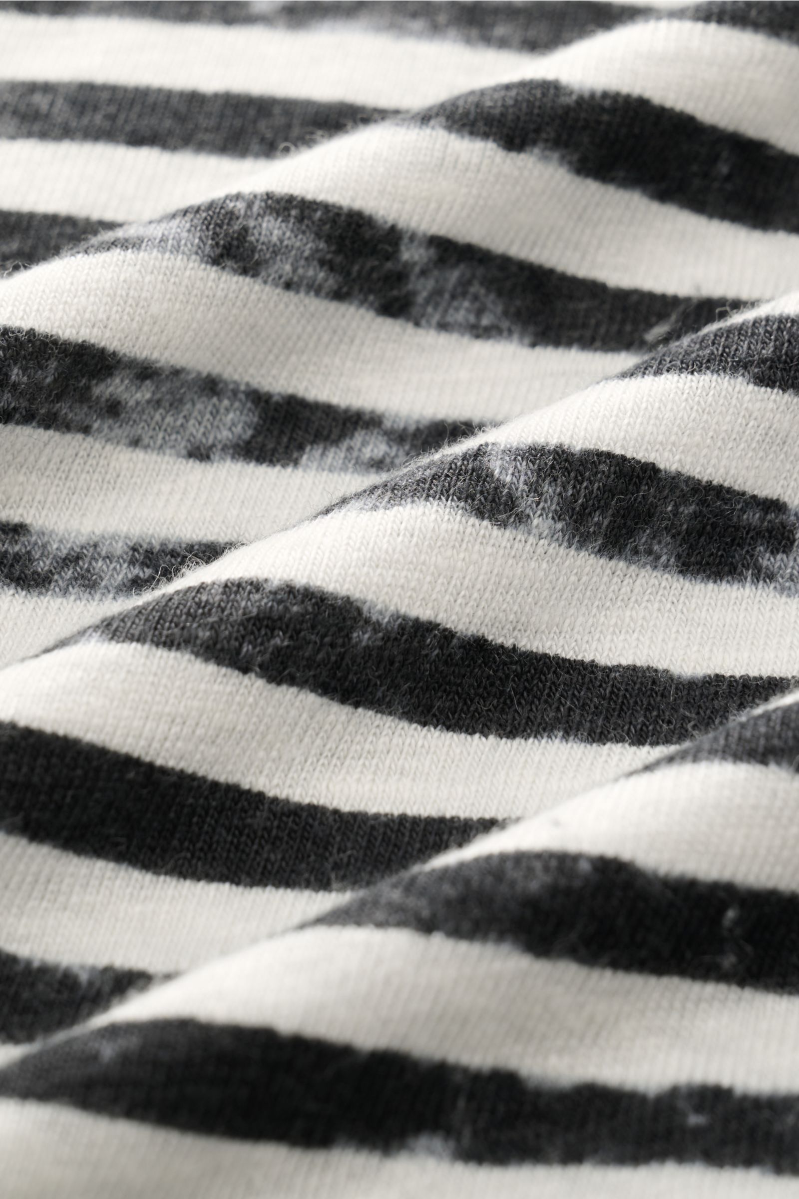 Nahaufnahme des Stefan Brandt Leinen Rundhals-T-Shirts schwarz/offwhite gestreift, Detail der elastischen Leinen-Jersey-Struktur mit klassischen Streifen.