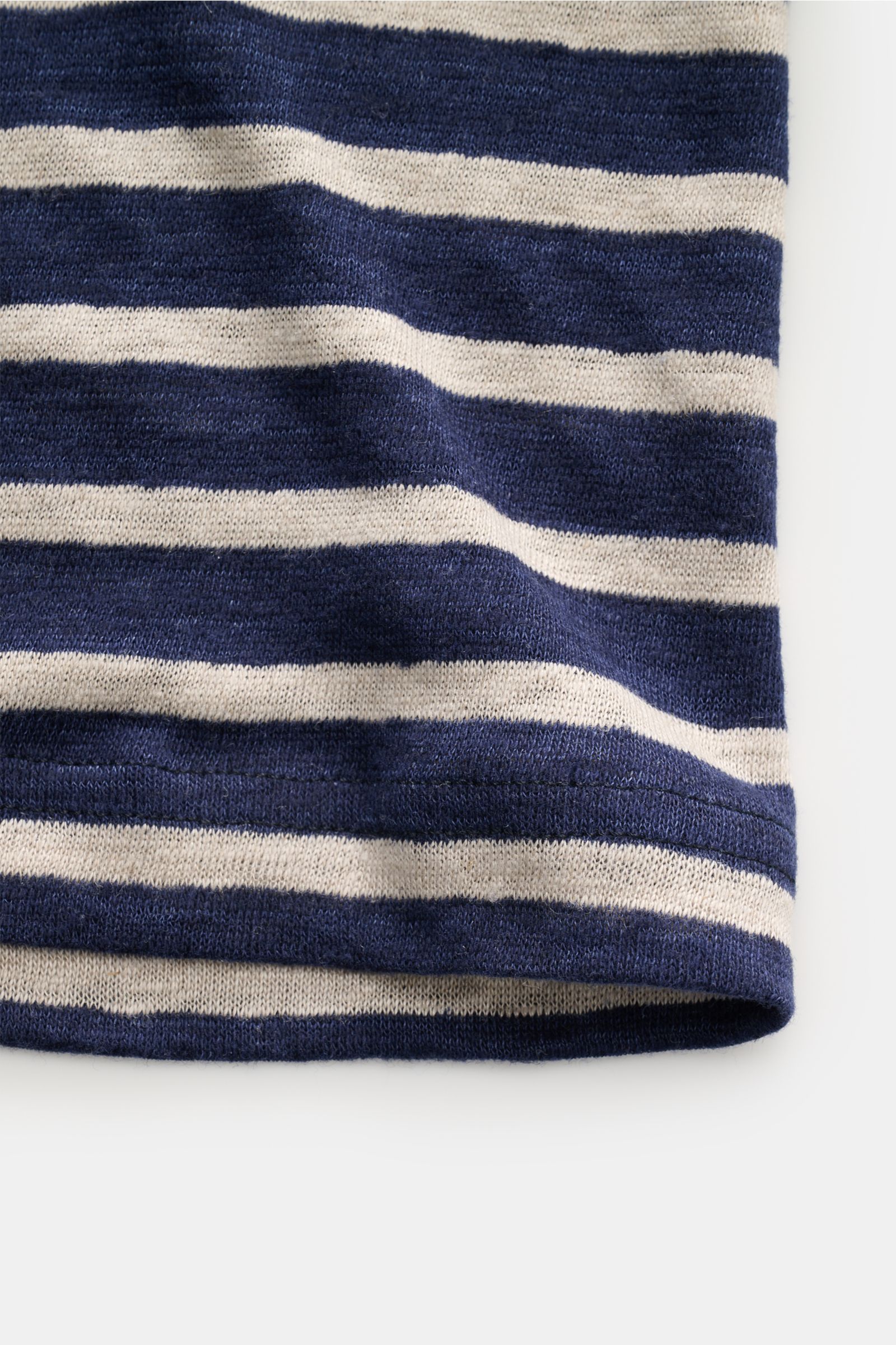 Close-up front view of Stefan Brandt Leinen Rundhals-T-Shirt 'Enno' navy/sand gestreift showing soft, pure Belgian linen fabric with navy and sand stripes, slim fit, lightweight texture, and round neckline. Sommerliche Leichtigkeit in ihrer edelsten Form: