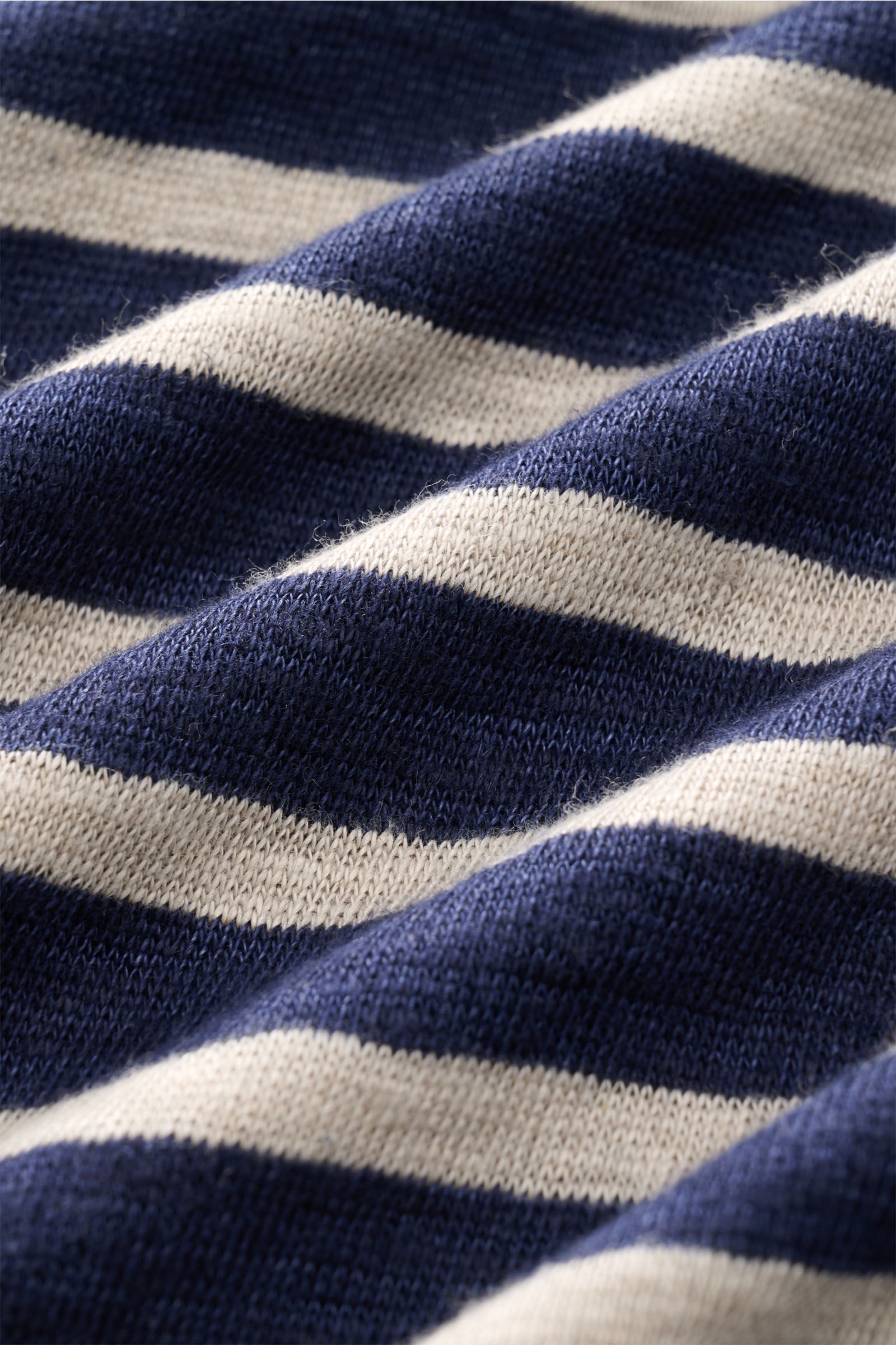 Nahaufnahme des Stoffes des Stefan Brandt Leinen Rundhals-T-Shirts 'Enno' navy/sand gestreift, reine Leinenstruktur, weicher Griff, leichte Qualität, Slim Fit, Rundhalsausschnitt, perspektivisch schräg fotografiert.