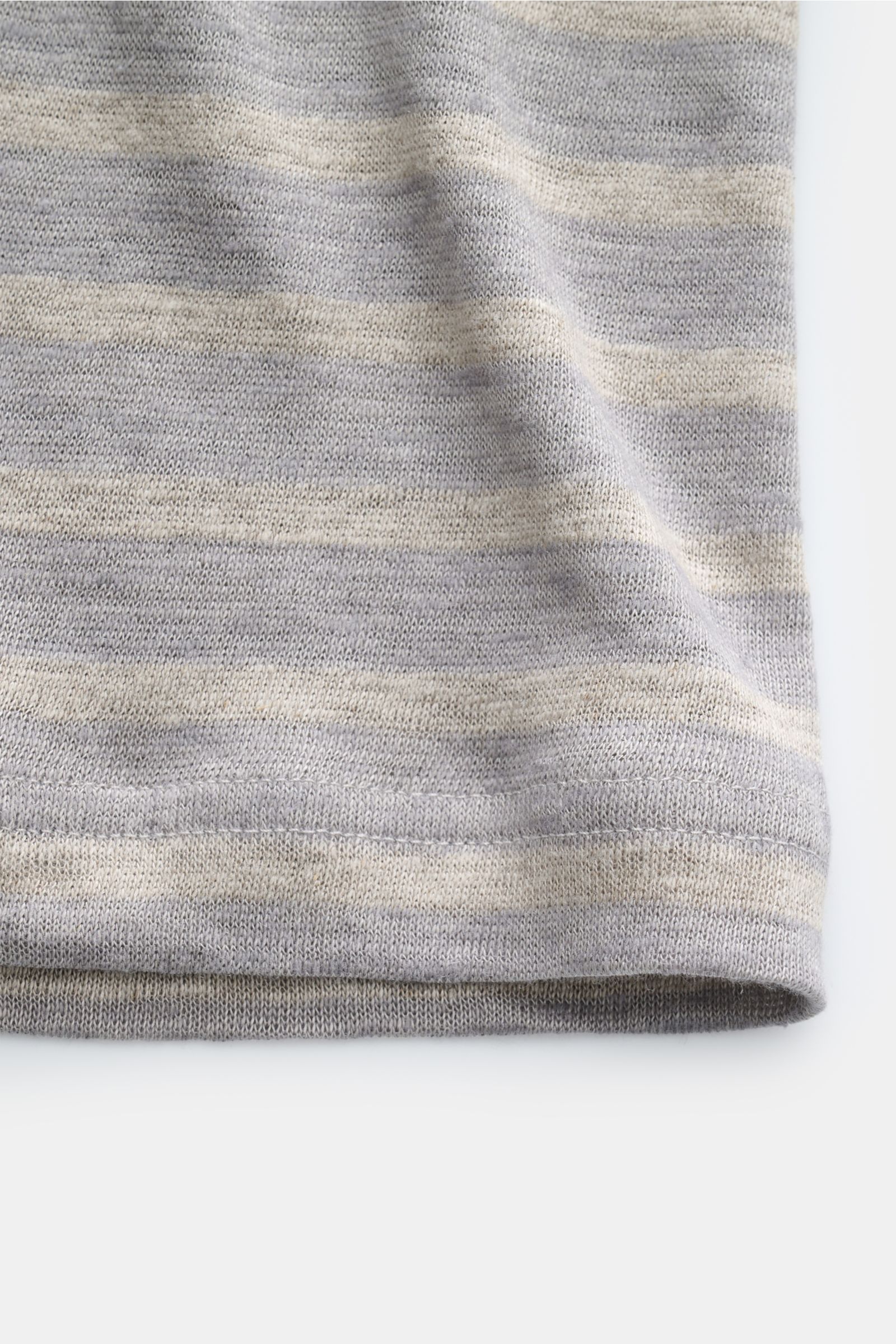 Close-up front view of the hem of the Stefan Brandt Leinen Rundhals-T-Shirt 'Enno' grau/sand gestreift, showing its pure linen fabric with soft touch, light quality, and characteristic material texture. Sommerliche Leichtigkeit in ihrer edelsten Form: 