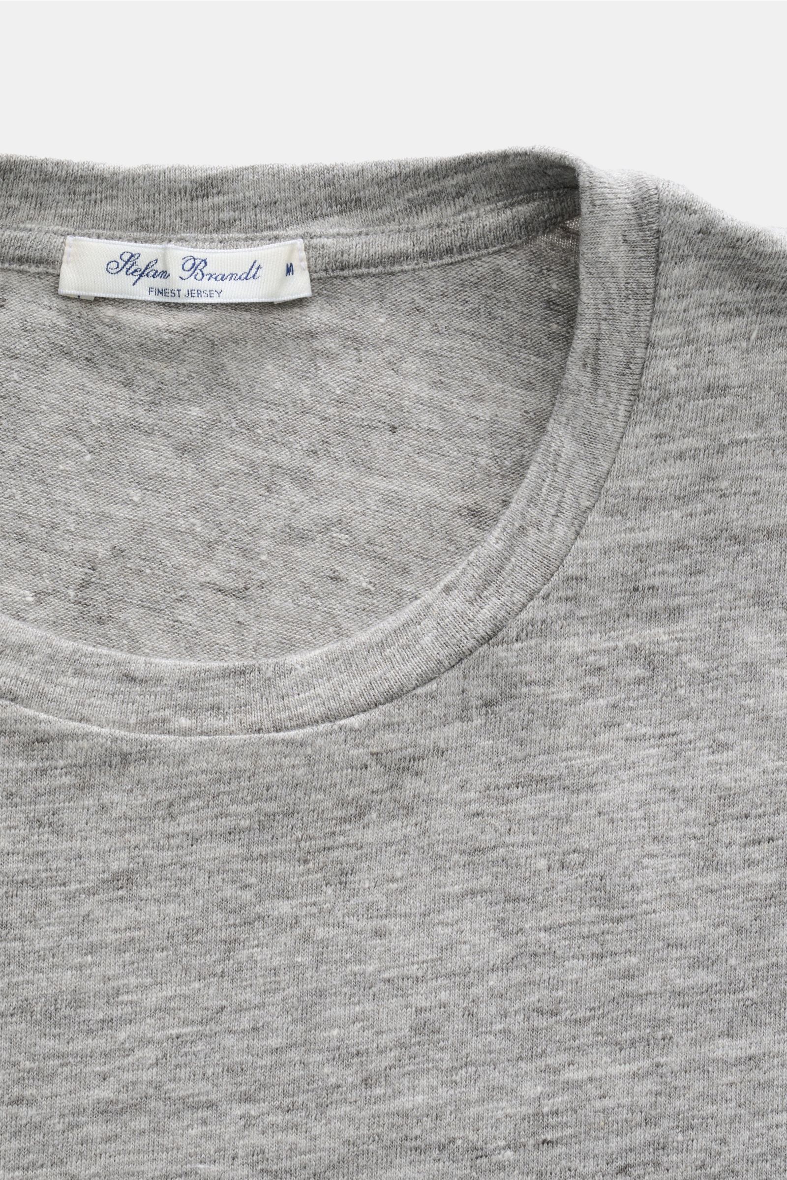 Close-up front view of the Stefan Brandt Leinen Rundhals-T-Shirt 'Enno' grau meliert, showcasing its round neckline and fine linen texture.

Description: Sommerliche Leichtigkeit in ihrer edelsten Form: Das Rundhals-T-Shirt 'Enno' von STEFAN BRANDT aus