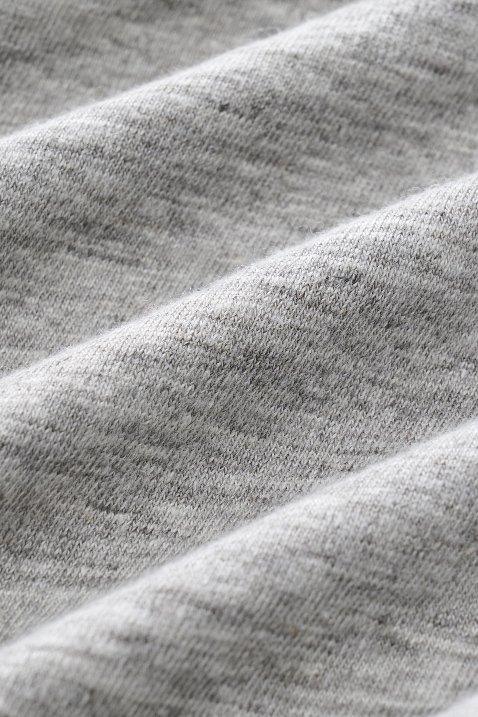 Close-up front angle of Stefan Brandt Leinen Rundhals-T-Shirt 'Enno' grau meliert showing soft, lightweight, slightly elastic pure Belgian linen with slim fit, round neckline, and natural linen texture. Sommerliche Leichtigkeit in ihrer edelsten Form: Das