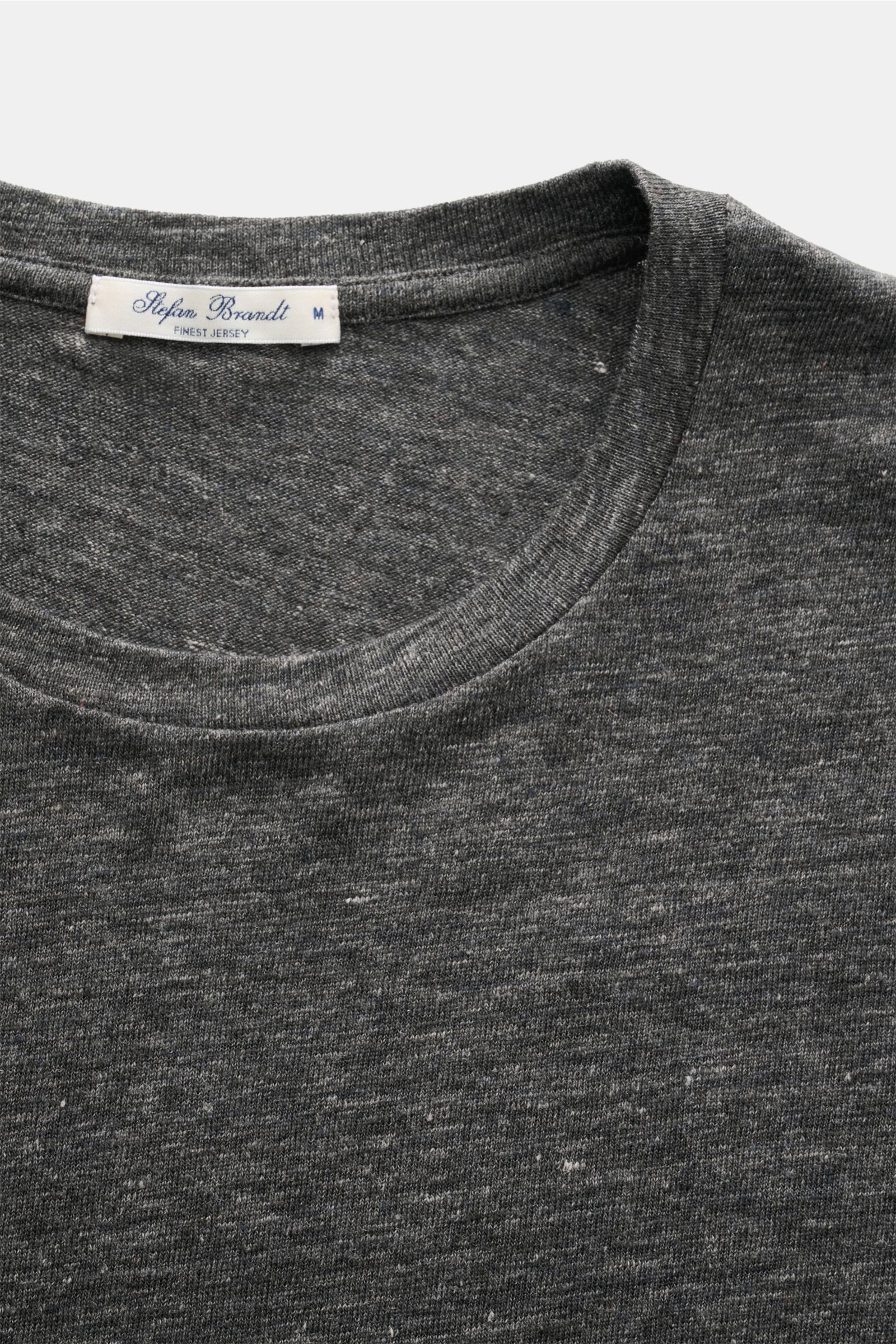 Stefan Brandt Leinen Rundhals-T-Shirt 'Enno' dunkelgrau meliert, Nahaufnahme von oben, leicht elastisches, weiches Leinen mit Slim Fit.
