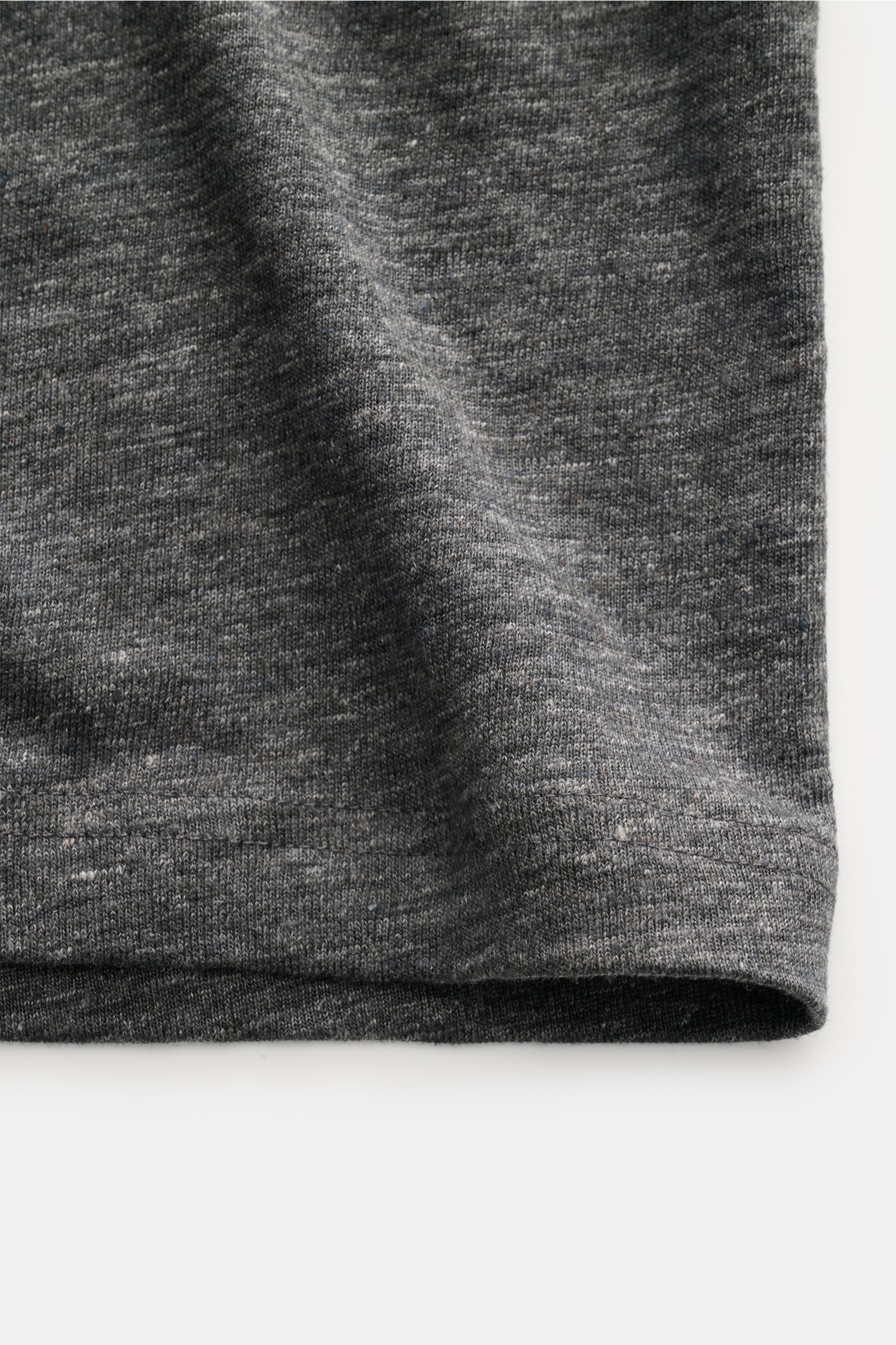Nahaufnahme der Materialstruktur eines dunkelgrau melierten Stefan Brandt Leinen Rundhals-T-Shirt 'Enno' aus reinem, leicht elastischem, weichem Leinen in Slim Fit mit Rundhalsausschnitt.