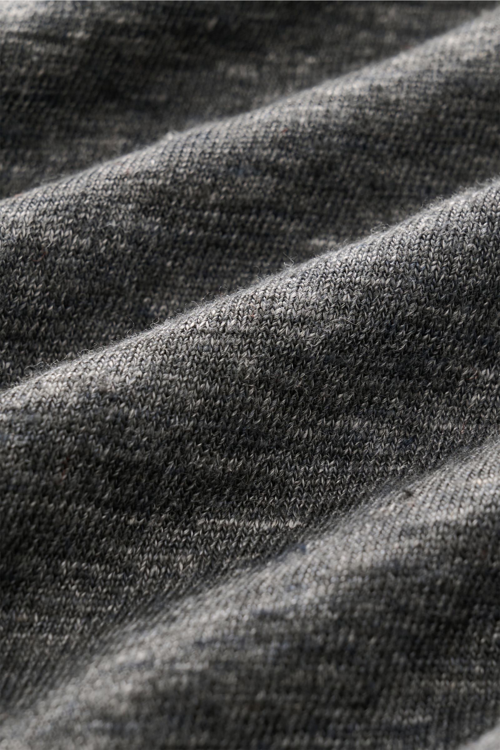 Stefan Brandt Leinen Rundhals-T-Shirt 'Enno' dunkelgrau meliert, Nahaufnahme der leicht elastischen, weichen Leinenstruktur in Slim Fit, Stoffdetail aus schräger Perspektive.