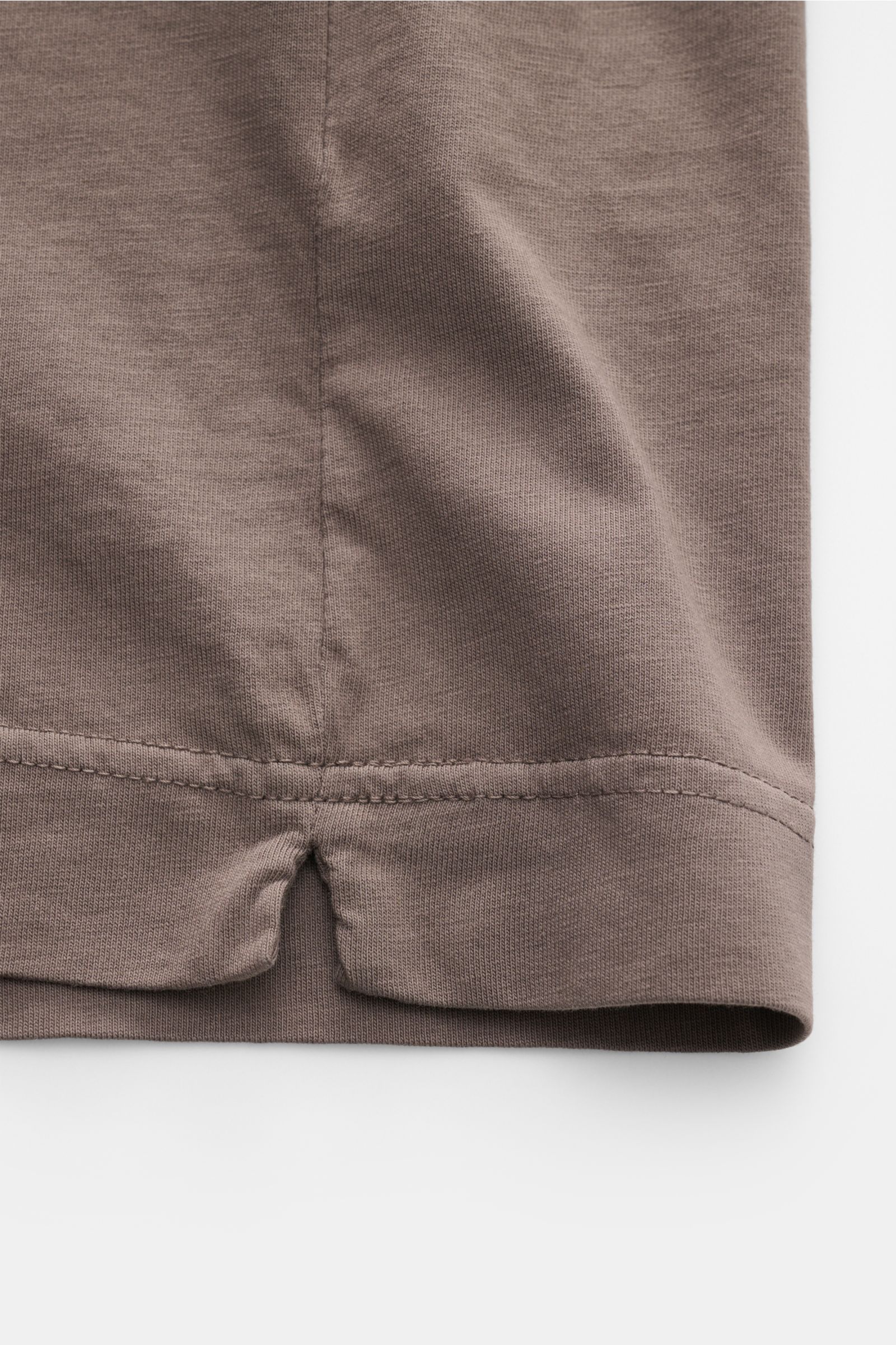 Close-up of the short hem vents on the B.F. Knitwear Crew neck T-shirt grey-brown, photographed from the side.

A high-quality basic for the spring and summer season: This T-shirt by B.F. KNITWEAR is made of pure cotton fabric in a precise fit.
