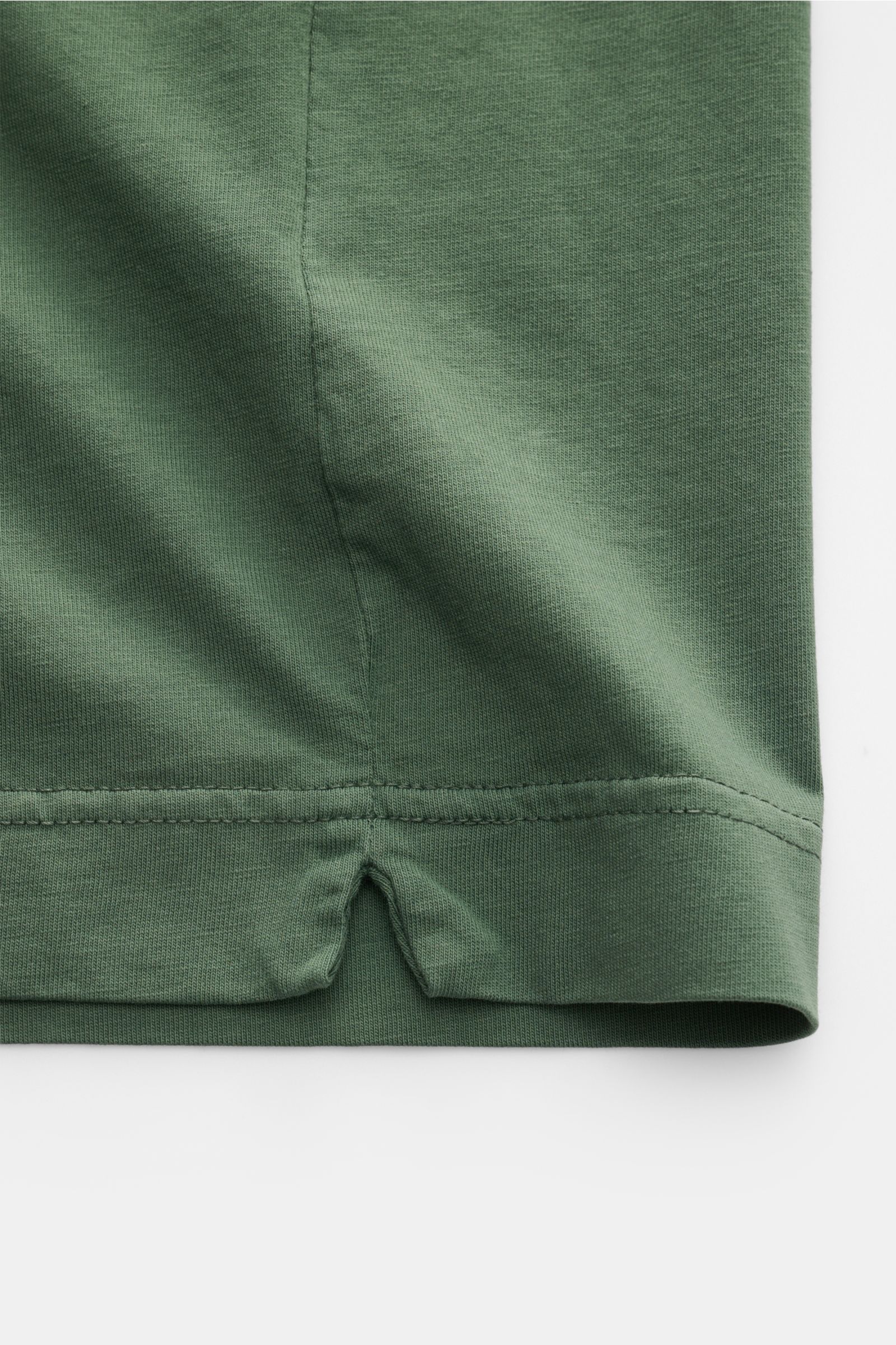 Close-up view of the short hem vents on the B.F. Knitwear Crew neck T-shirt green, made of pure cotton with a soft feel in a slim fit.

Description: A high-quality basic for the spring and summer season: This T-shirt by B.F. KNITWEAR is made of pure co