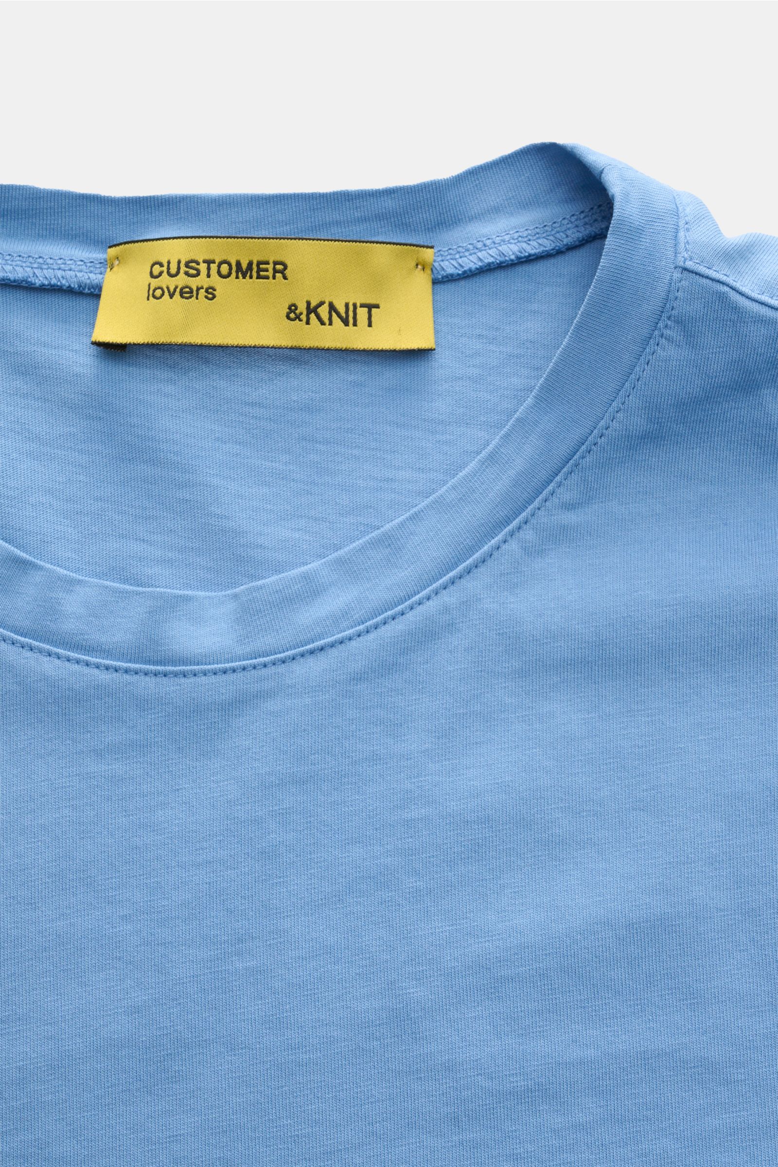 B.F. Knitwear Rundhals-T-Shirt rauchblau, Nahaufnahme von oben, reine Baumwolle, weicher Griff, Slim Fit, Rundhalsausschnitt, kurze Saumschlitze.