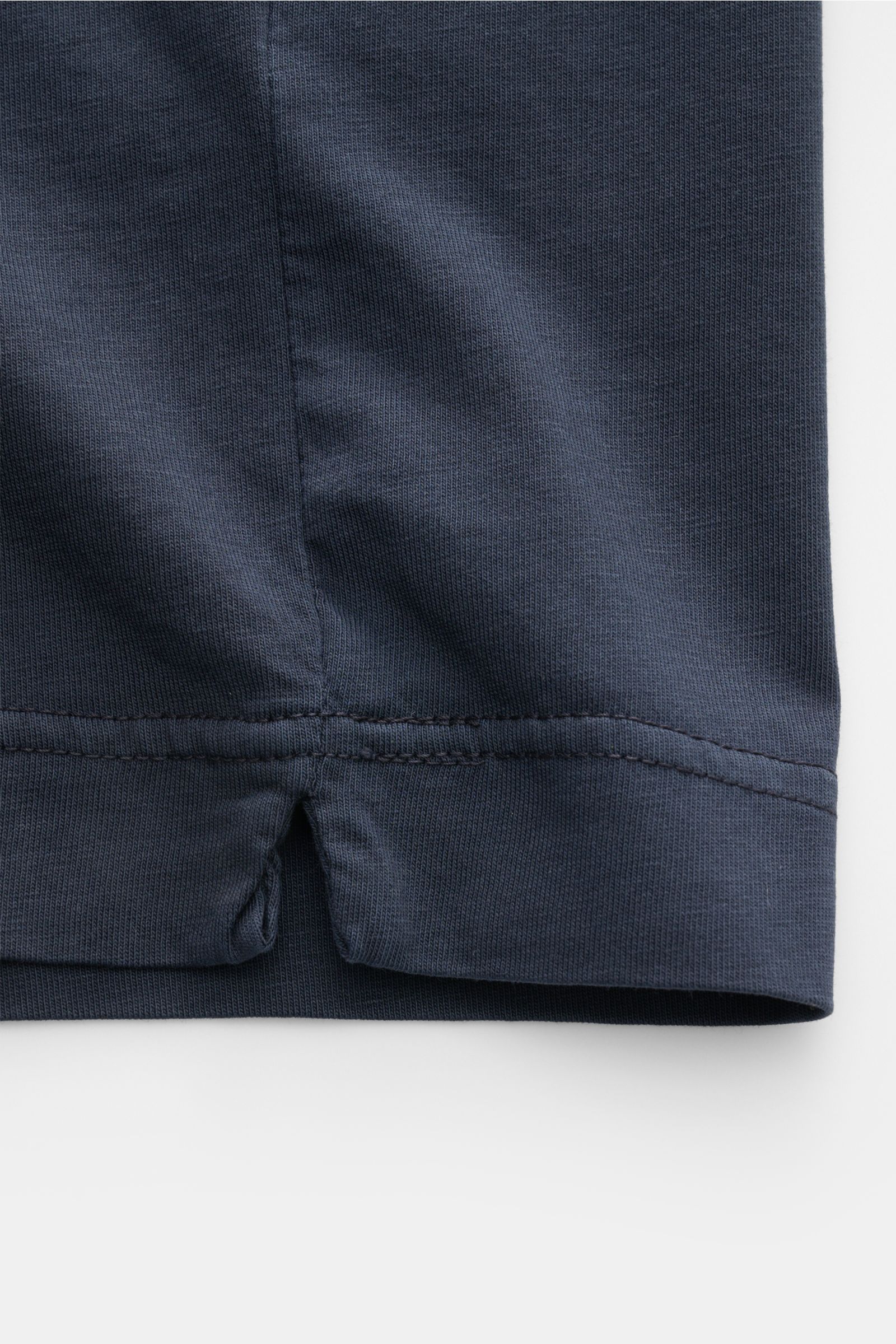 Close-up side hem view of the B.F. Knitwear Crew neck T-shirt navy, showing short hem vents and fine stitching on pure cotton fabric.

Description: A high-quality basic for the spring and summer season: This T-shirt by B.F. KNITWEAR is made of pure cot