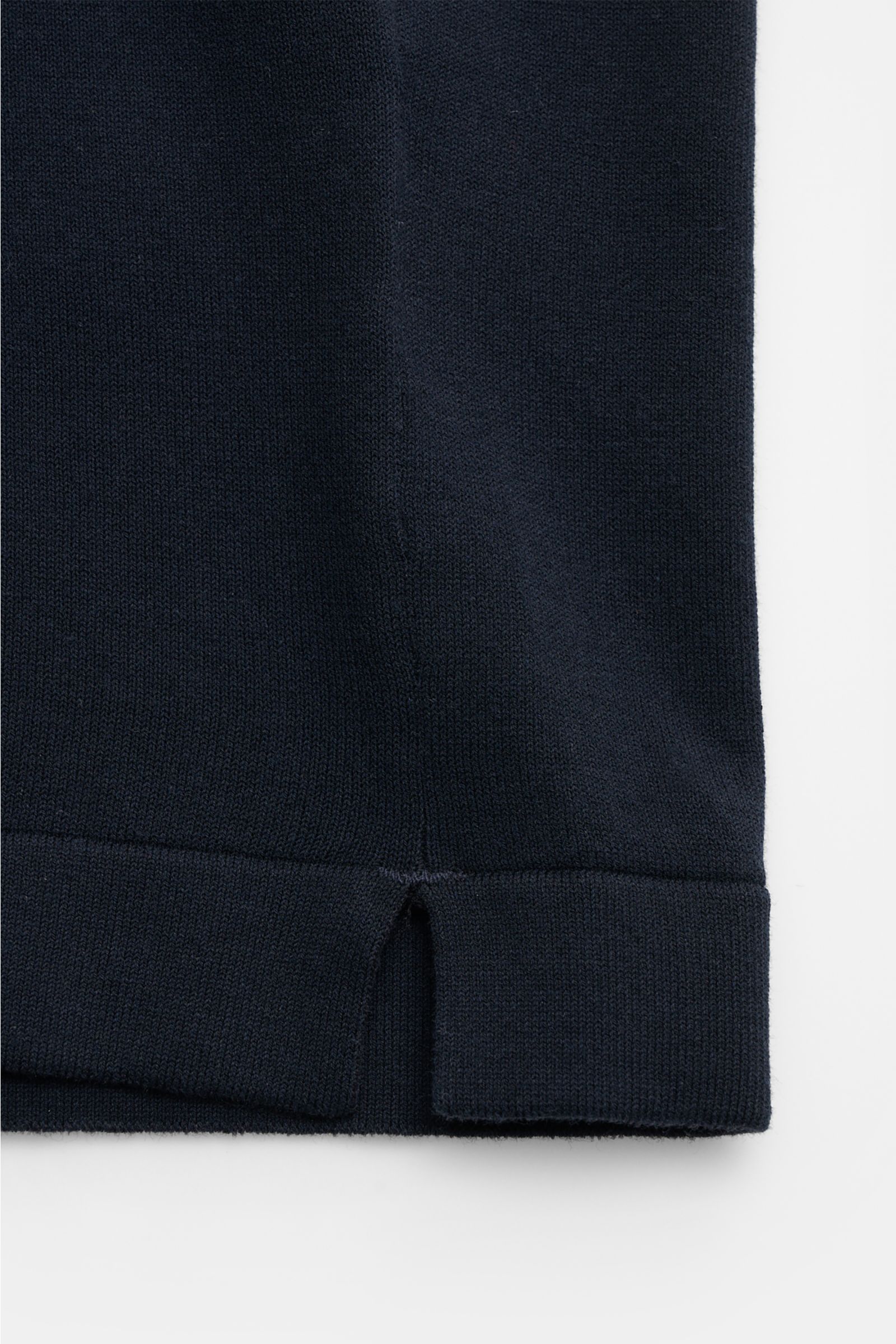 Della Ciana T-Shirt navy, Detailfoto Saum mit kleinem Schlitz, reine Baumwolle, weicher Griff, Regular Fit, Rundhalsausschnitt, modernes Essential.