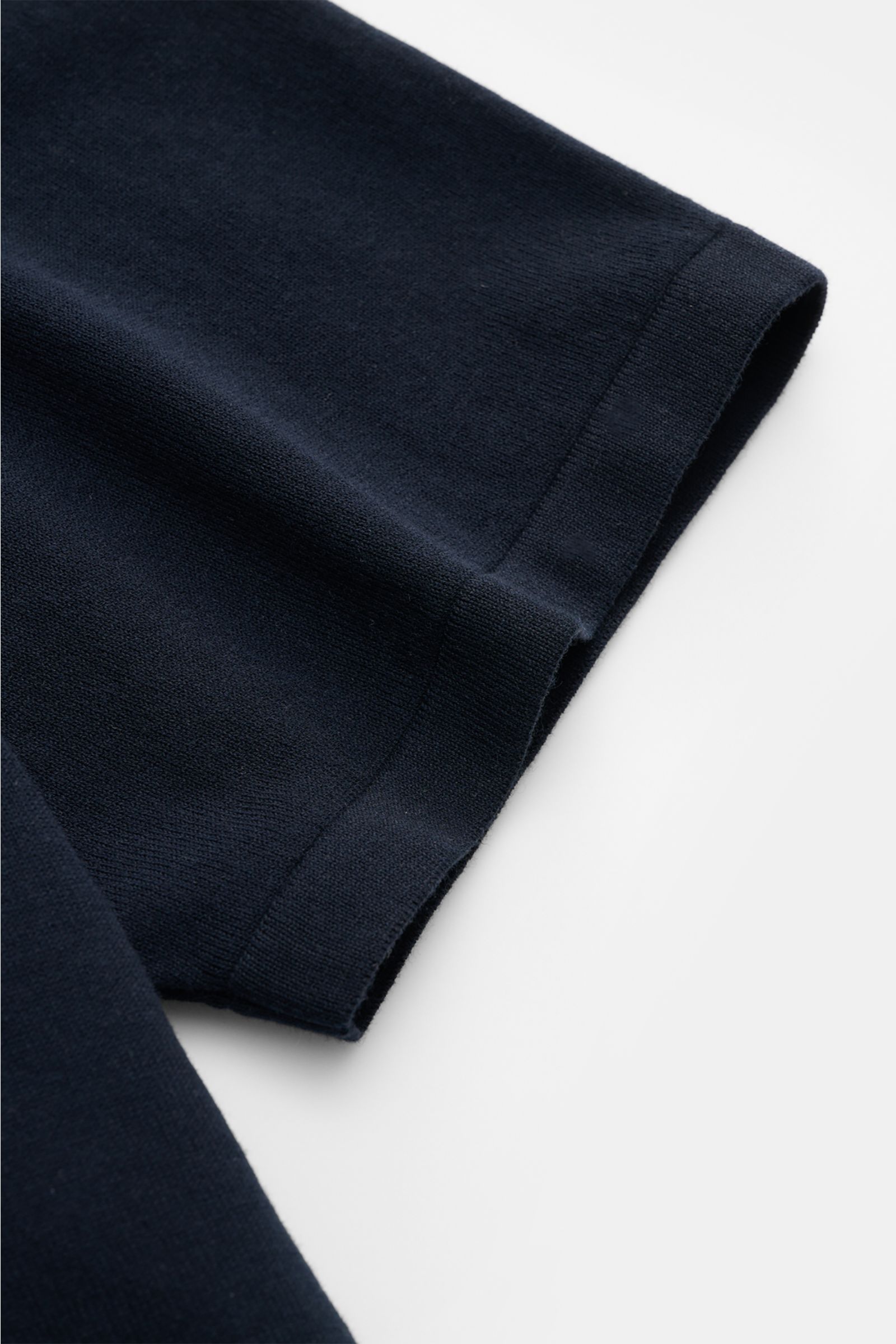 Nahaufnahme des Ärmels eines Della Ciana T-Shirts navy aus reiner Baumwolle mit weichem Griff, Regular Fit und Rundhalsausschnitt.