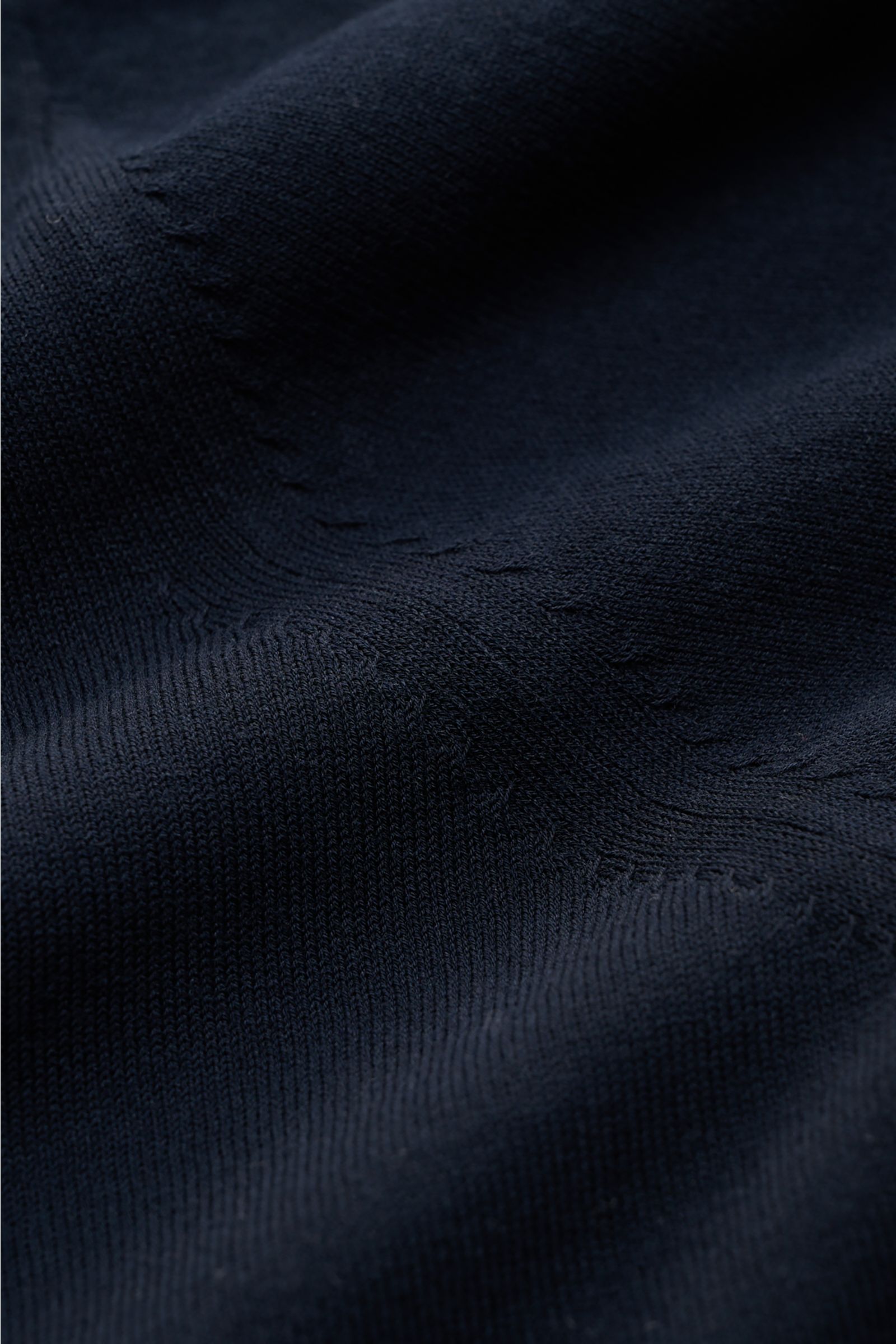 Nahaufnahme des weichen Della Ciana T-Shirt navy aus reiner Baumwolle mit feiner Maschenstruktur, fotografiert aus Frontperspektive.