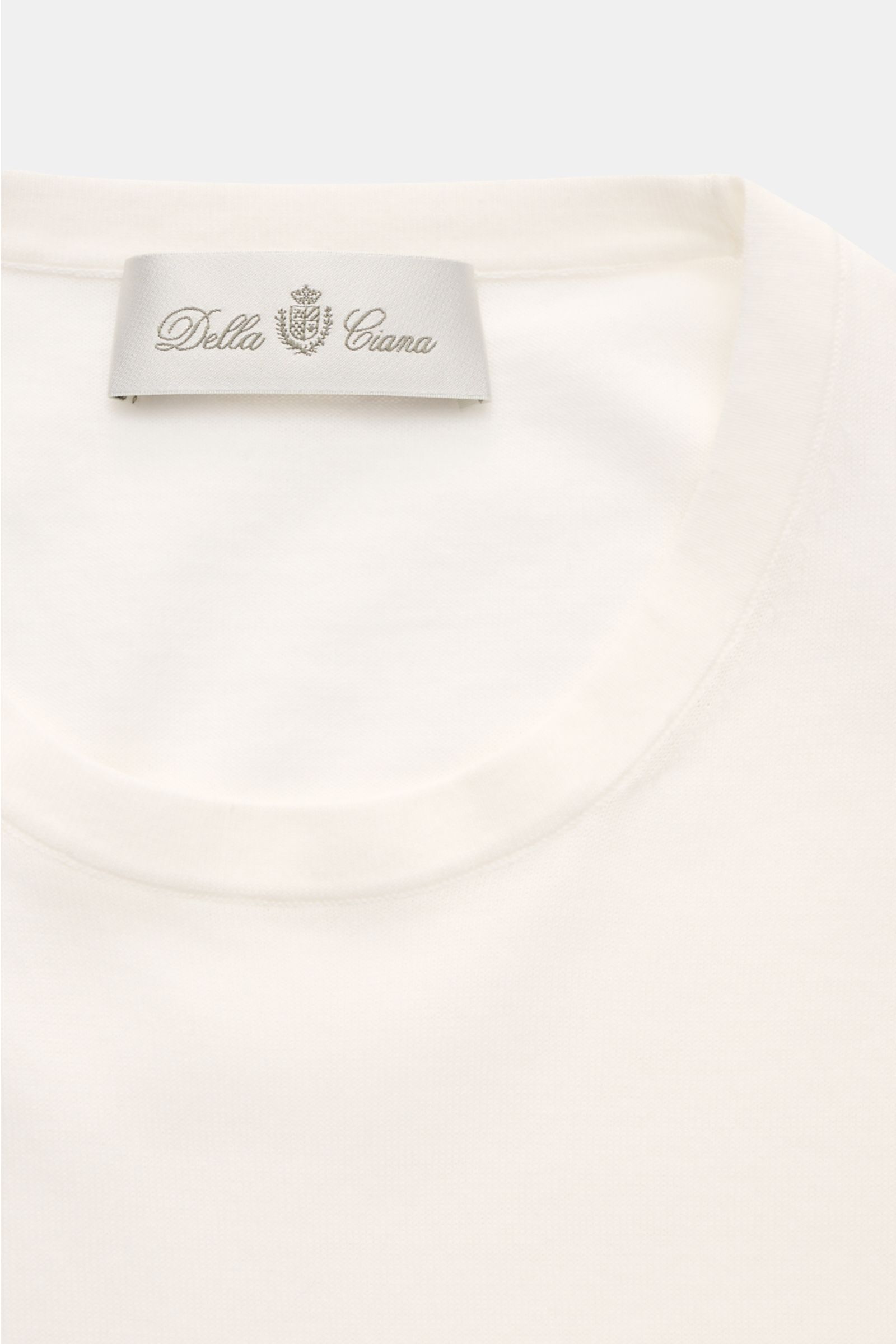 Della Ciana T-Shirt offwhite aus reiner Baumwolle mit Rundhalsausschnitt, weicher Griff, Regular Fit, Nahaufnahme von oben.