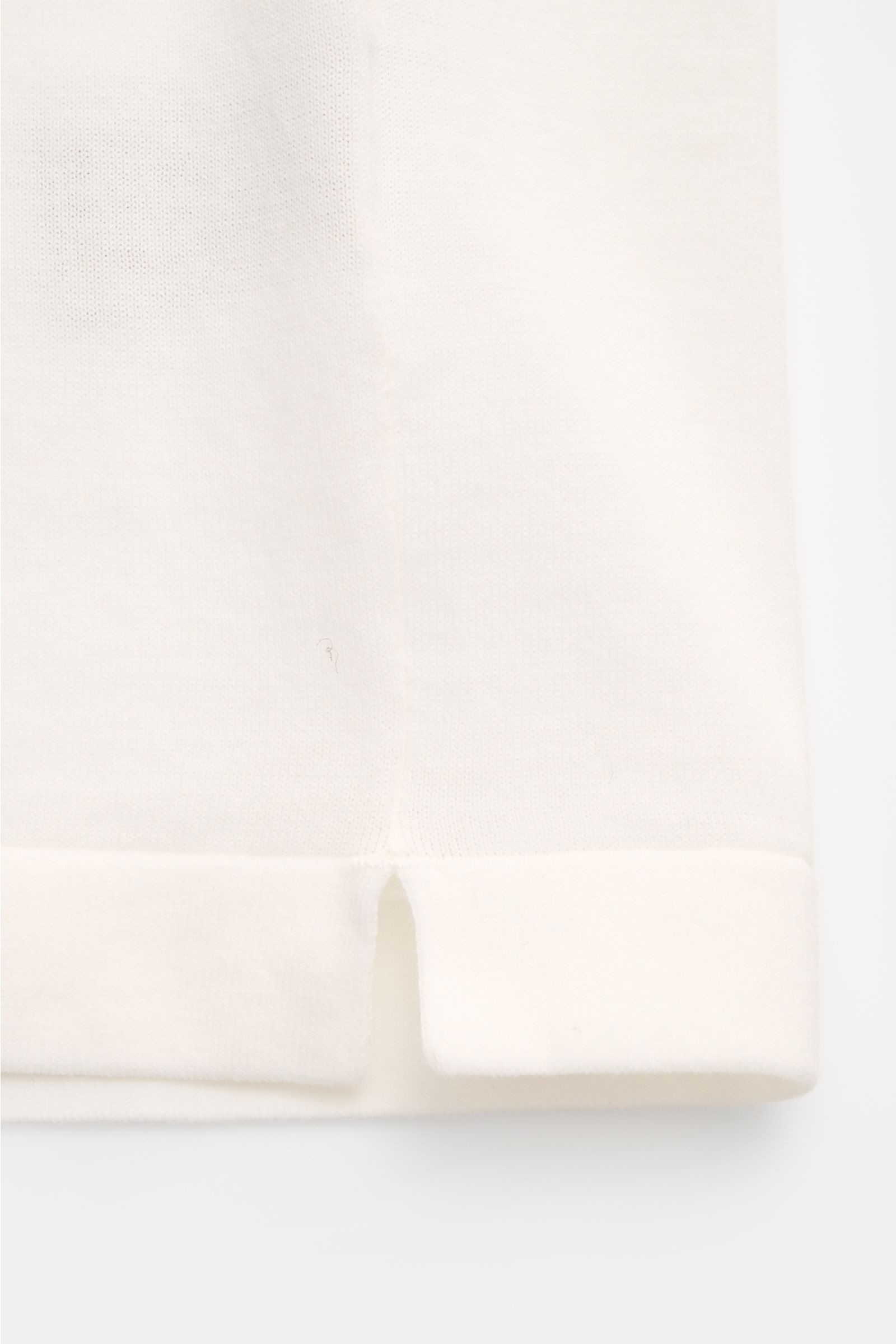 Nahaufnahme des Saumabschlusses eines Della Ciana T-Shirt offwhite aus reiner Baumwolle mit weichem Griff und Regular Fit, seitliche Ansicht.