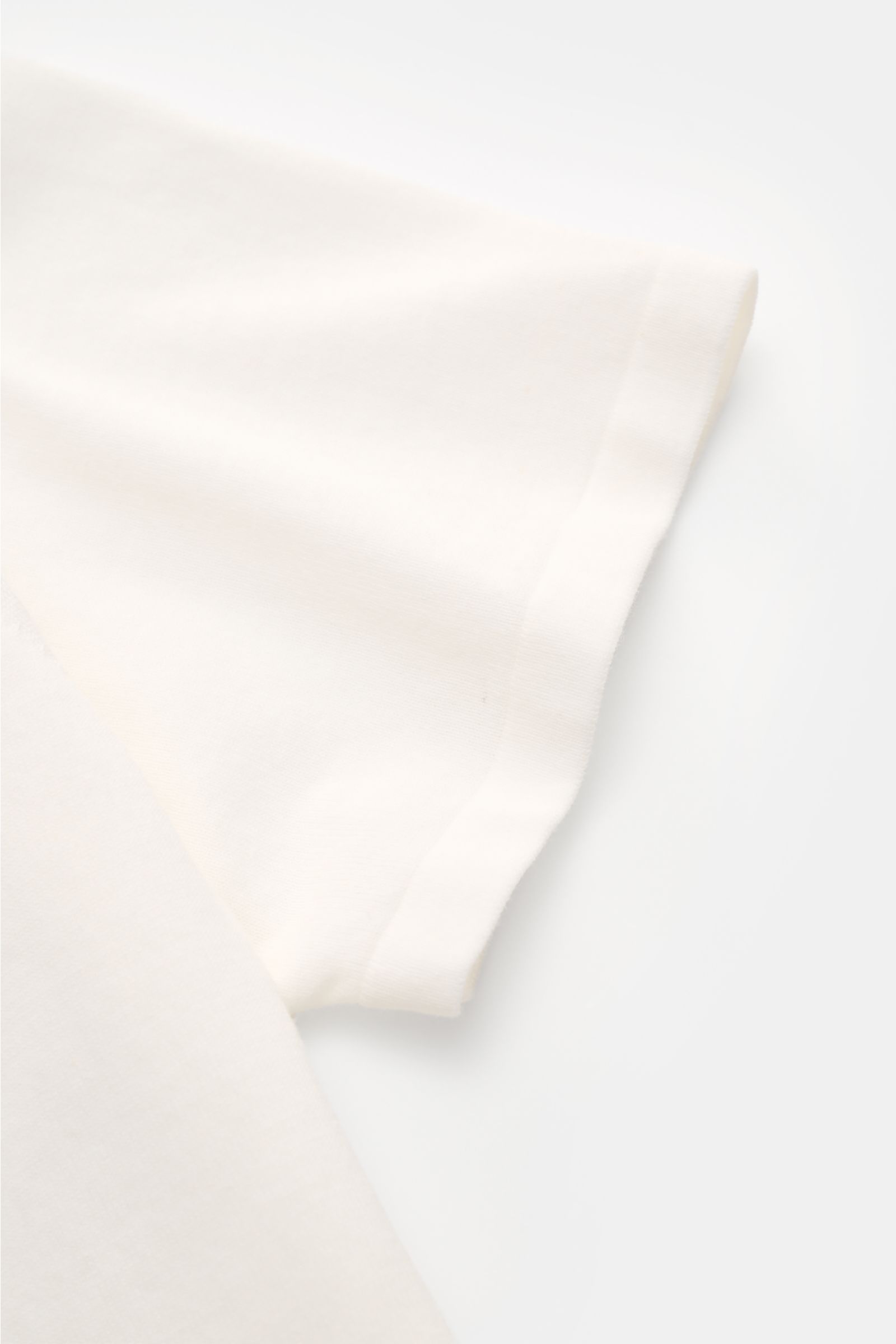 Della Ciana T-Shirt offwhite, Detailaufnahme Ärmel aus weicher Baumwolle, Regular Fit, Rundhalsausschnitt, modernes Essential mit luxuriösem Twist.