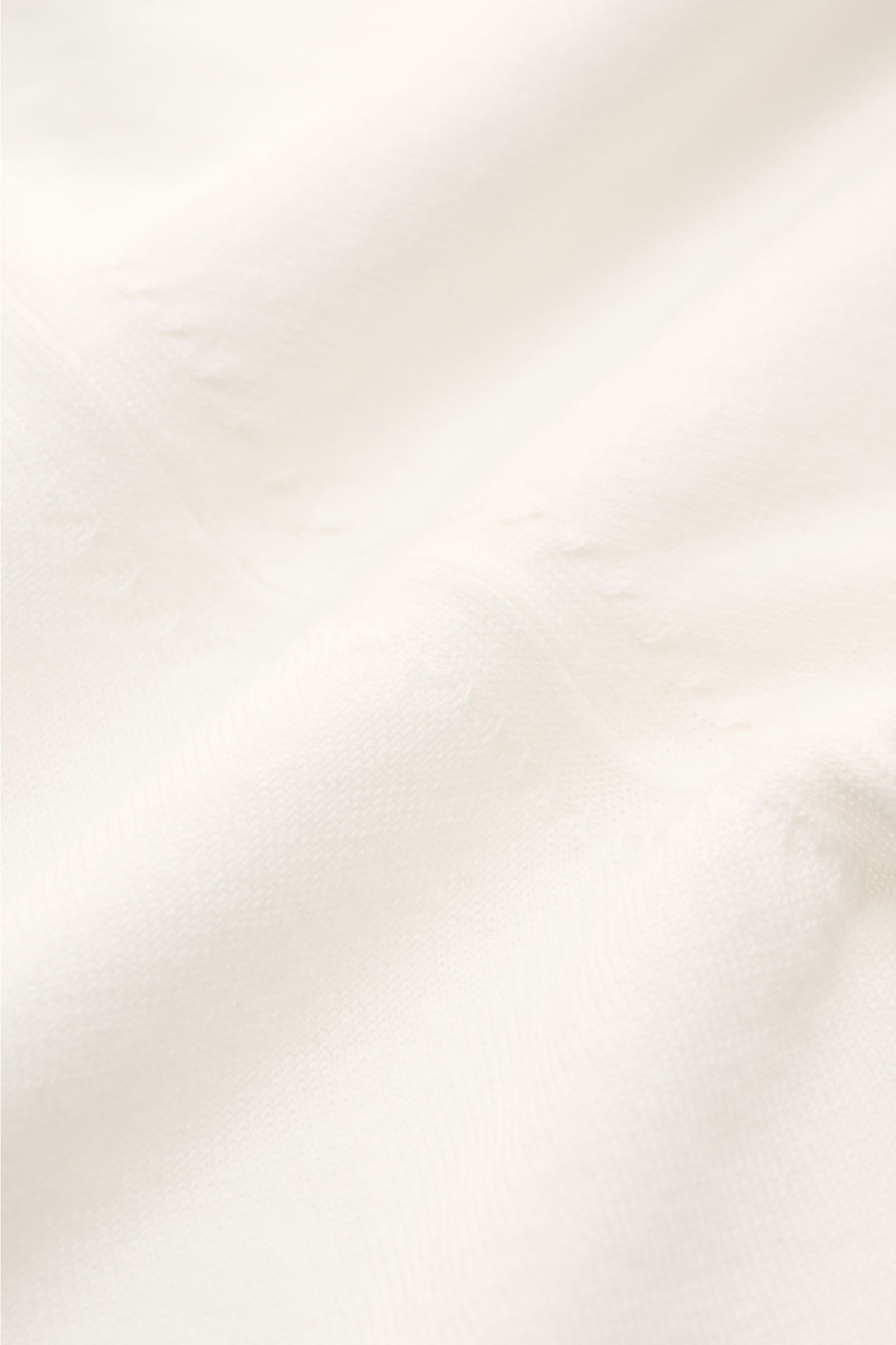 Della Ciana T-Shirt offwhite in Nahaufnahme von schräg oben, modernes Essential aus reiner Baumwolle mit weichem Griff, Regular Fit und Rundhalsausschnitt.