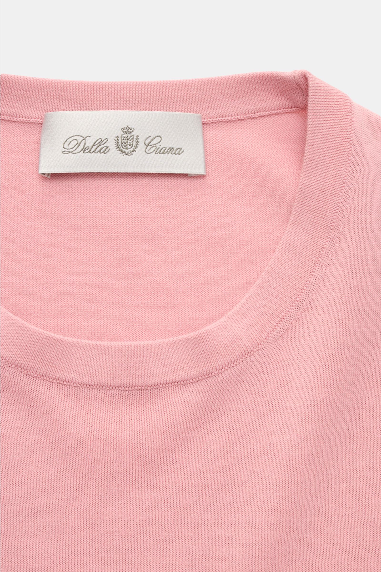 Nahaufnahme des Della Ciana T-Shirt rosé mit Rundhalsausschnitt, aus reiner Baumwolle, weichem Griff und Regular Fit, fotografiert von oben.