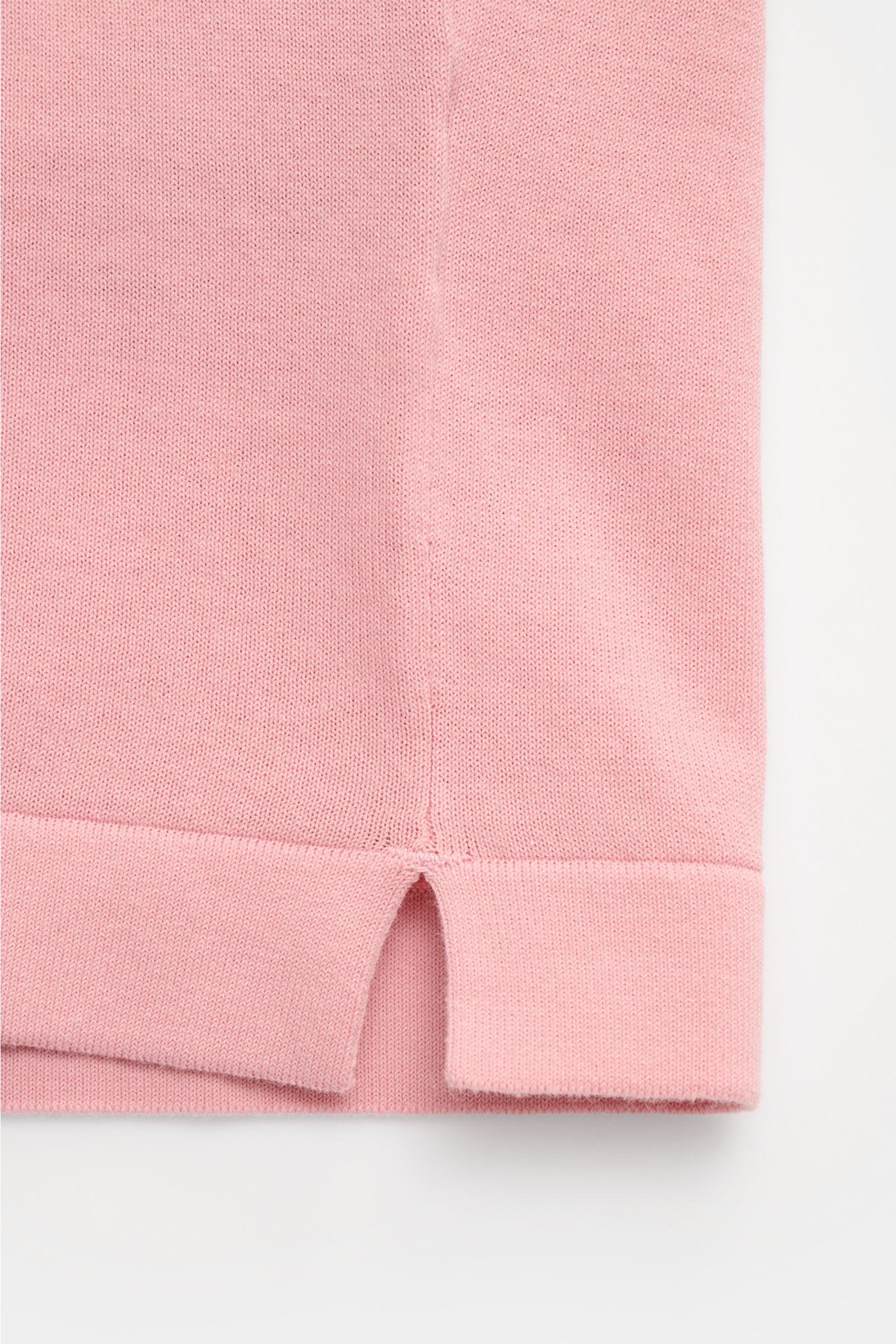 Della Ciana T-Shirt rosé aus reiner Baumwolle, weicher Griff, Regular Fit mit Rundhalsausschnitt, Detailaufnahme Saum und Seitenschlitz frontal.