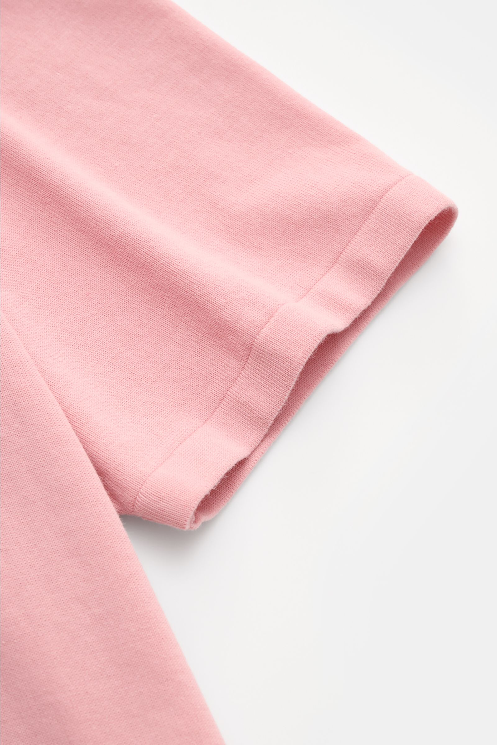 Nahaufnahme des Ärmels vom Della Ciana T-Shirt rosé aus reiner Baumwolle, weicher Griff, Regular Fit, Rundhalsausschnitt.