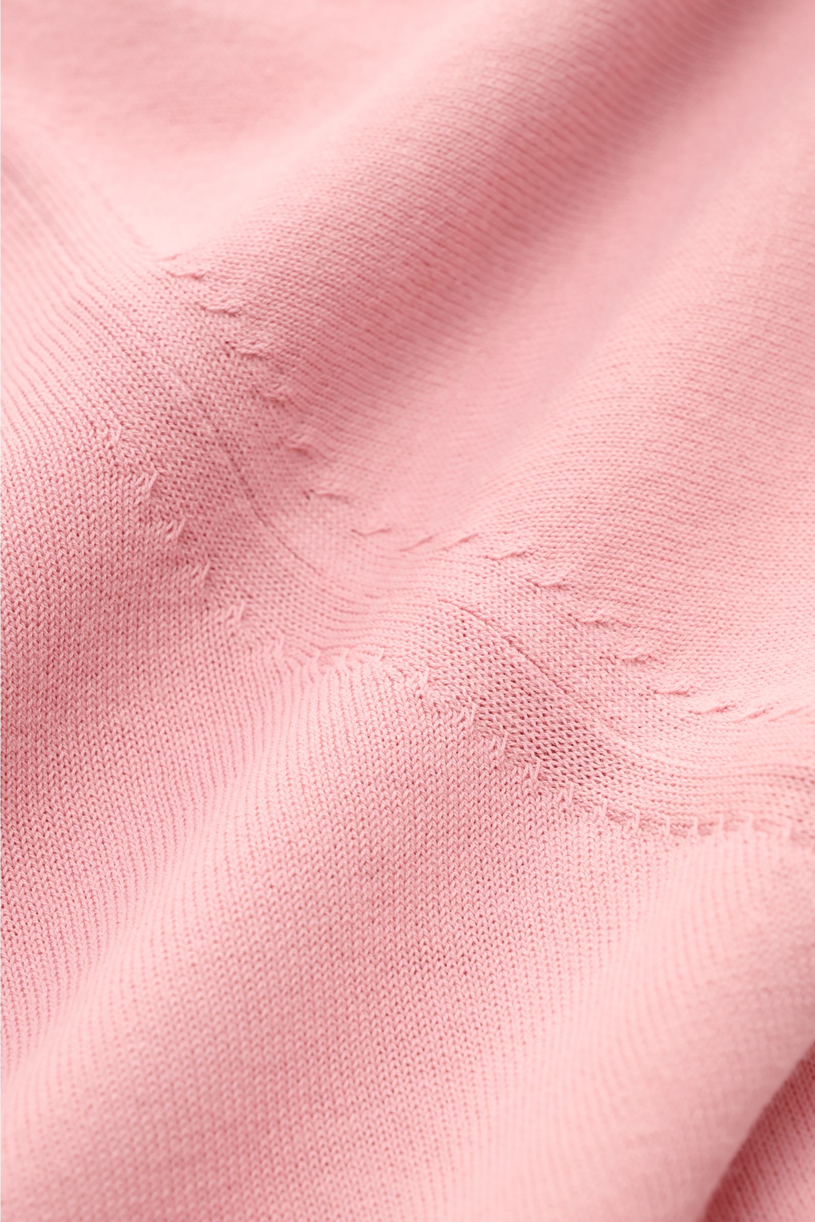 Nahaufnahme des Strickstoffs vom Della Ciana T-Shirt rosé aus reiner Baumwolle mit weichem Griff und Rundhalsausschnitt.