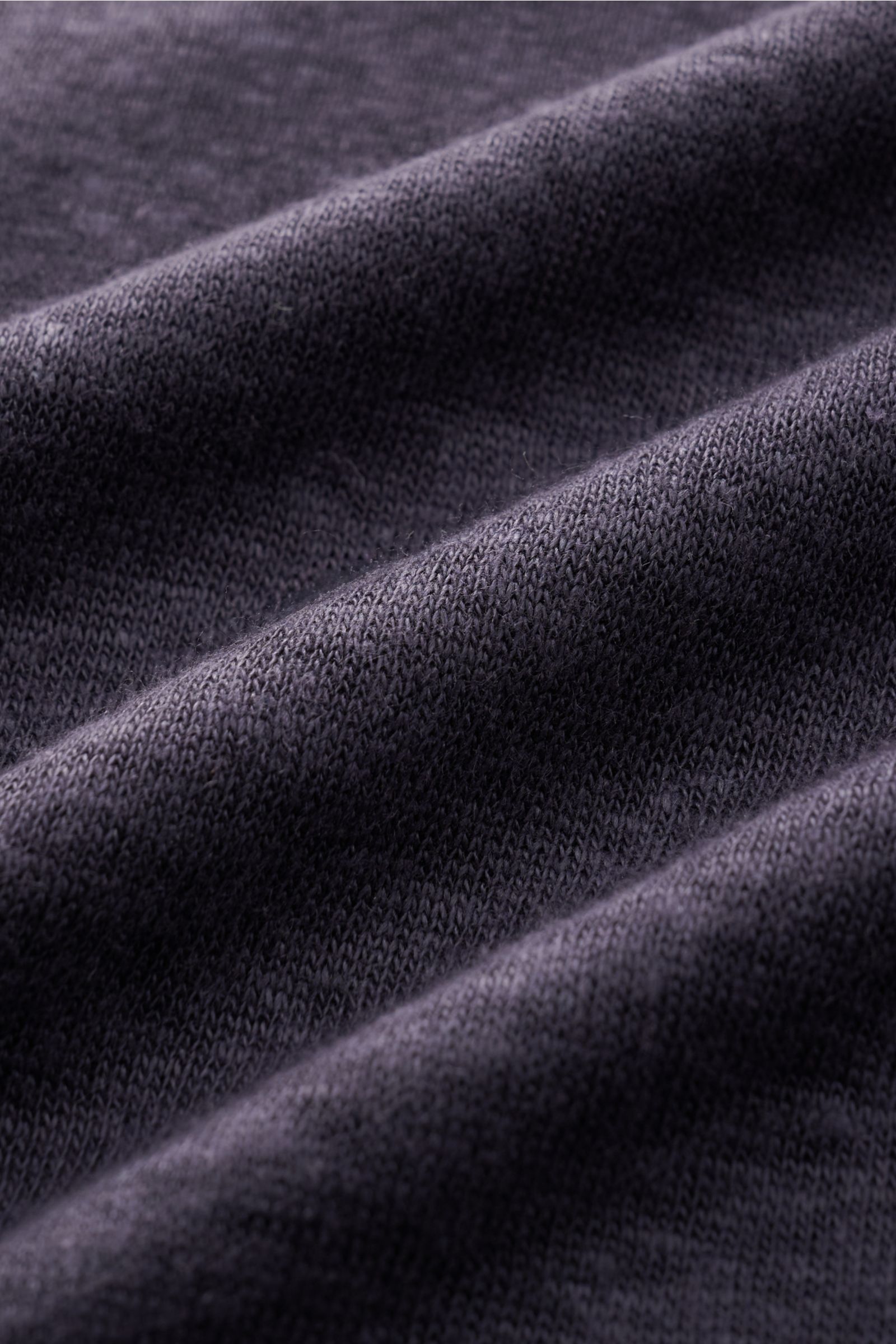 Close-up front angle of navy Officine Générale Leinen Rundhals-T-Shirt showing fine linen jersey fabric texture.

Die leichte Qualität aus reinem Leinen macht dieses Rundhals-T-Shirt von OFFICINE GÉNÉRALE zum entspannten Sommerfavoriten – unkompliziert