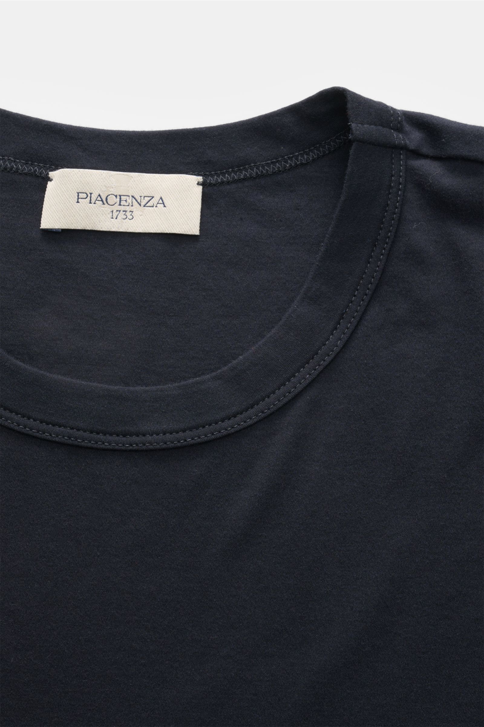 Nahaufnahme des Piacenza 1733 Rundhals-T-Shirt navy aus feiner Jersey-Baumwolle mit Label, Regular Fit und Rundhalsausschnitt.