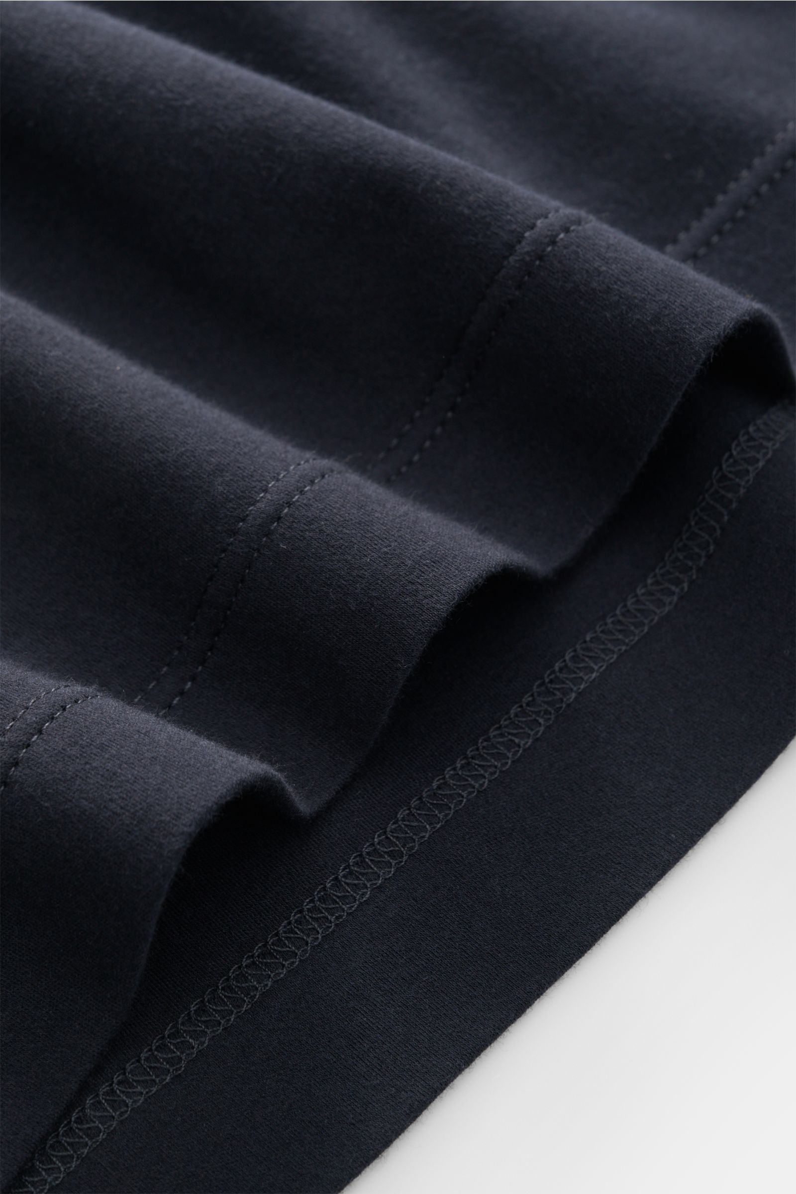 Piacenza 1733 Rundhals-T-Shirt navy, Detailaufnahme der feinen Jersey-Qualität aus reiner Baumwolle, weicher Griff, Nahtansicht, liegend fotografiert.