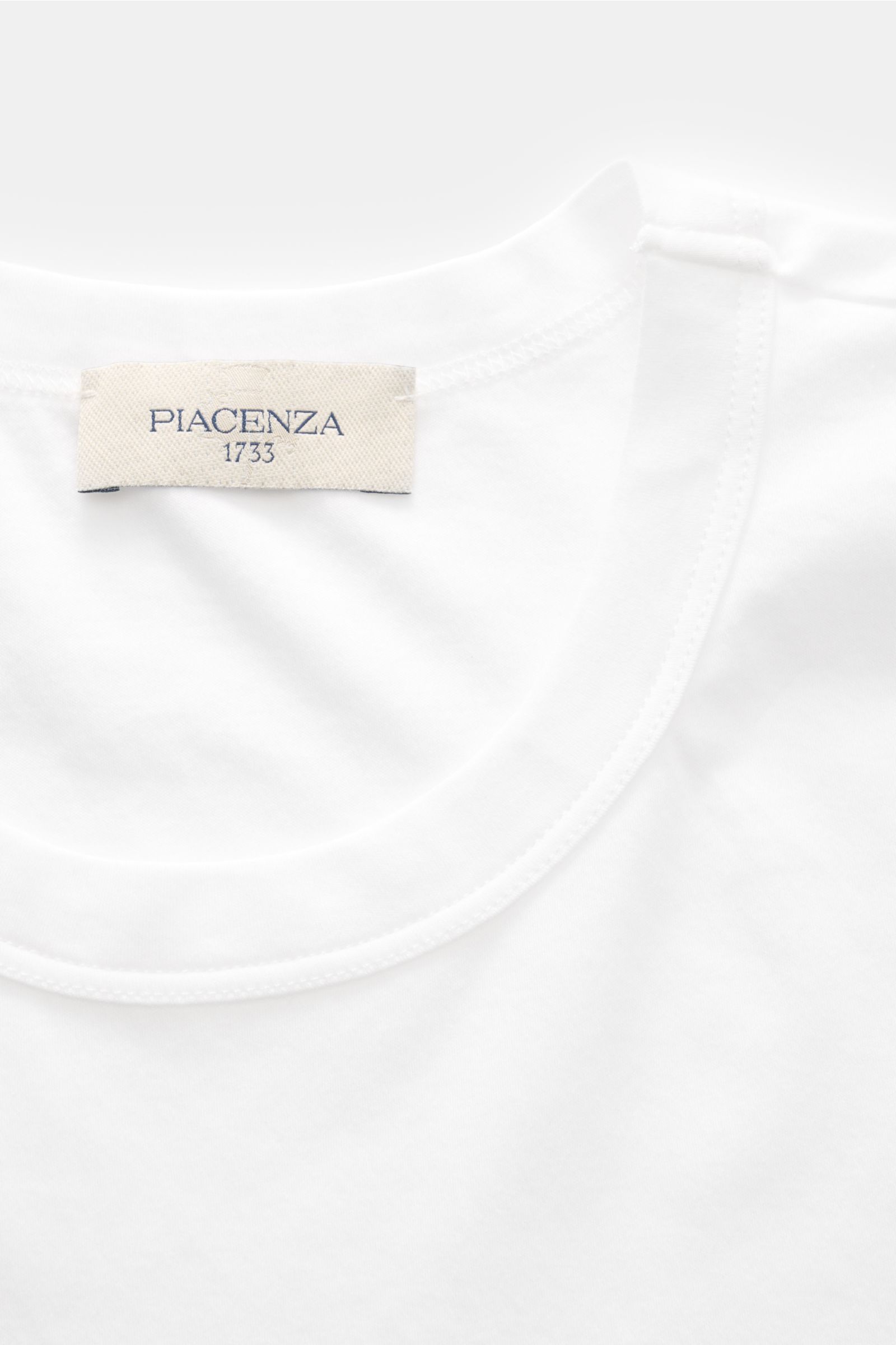 Piacenza 1733 Rundhals-T-Shirt weiß aus feiner Jersey-Baumwolle, weicher Griff, Regular Fit, Nahaufnahme des Rundhalsausschnitts von oben.