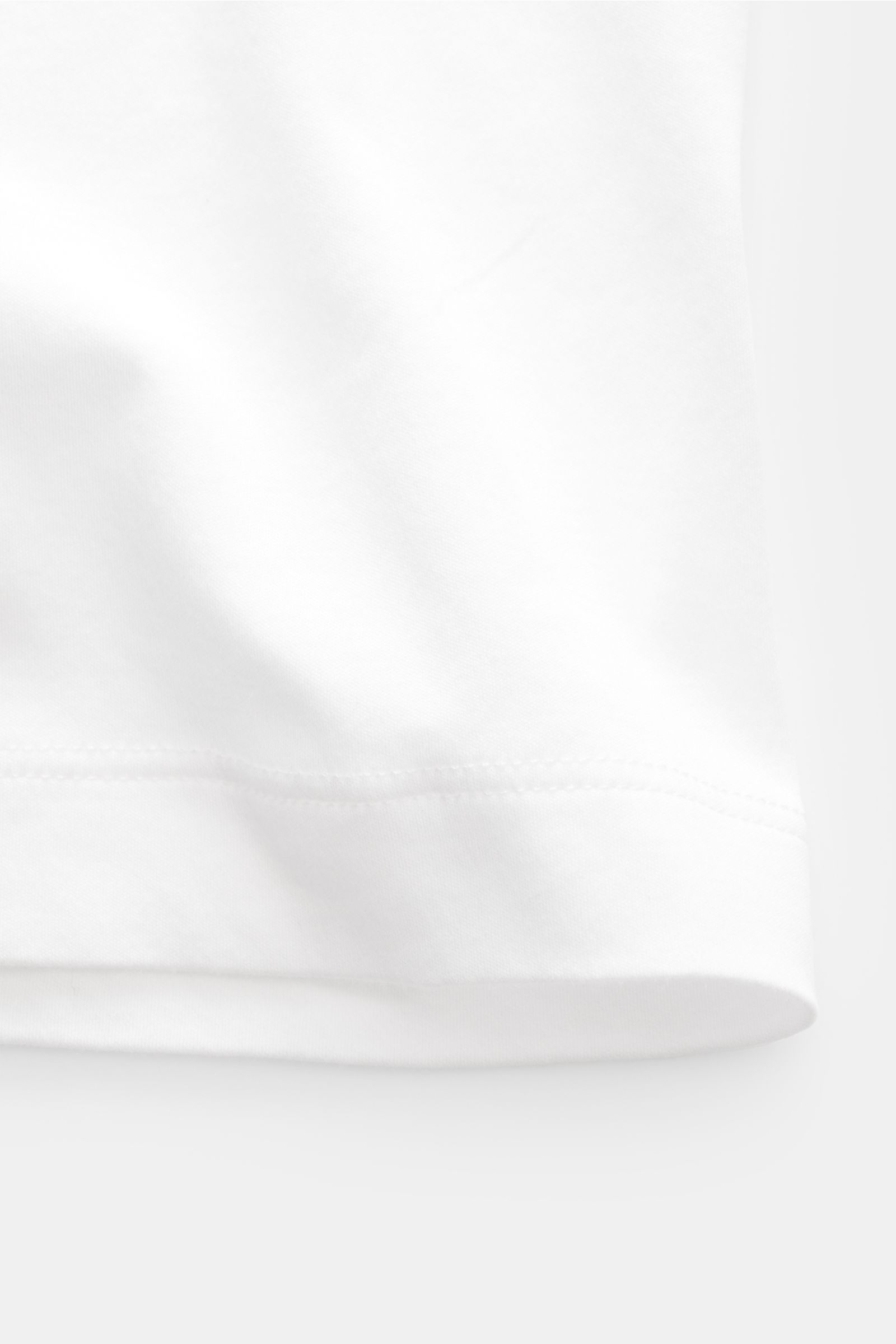 Piacenza 1733 Rundhals-T-Shirt weiß, Detailaufnahme unten, feine Jersey-Qualität, reine Baumwolle, Regular Fit, sehr weicher Griff.