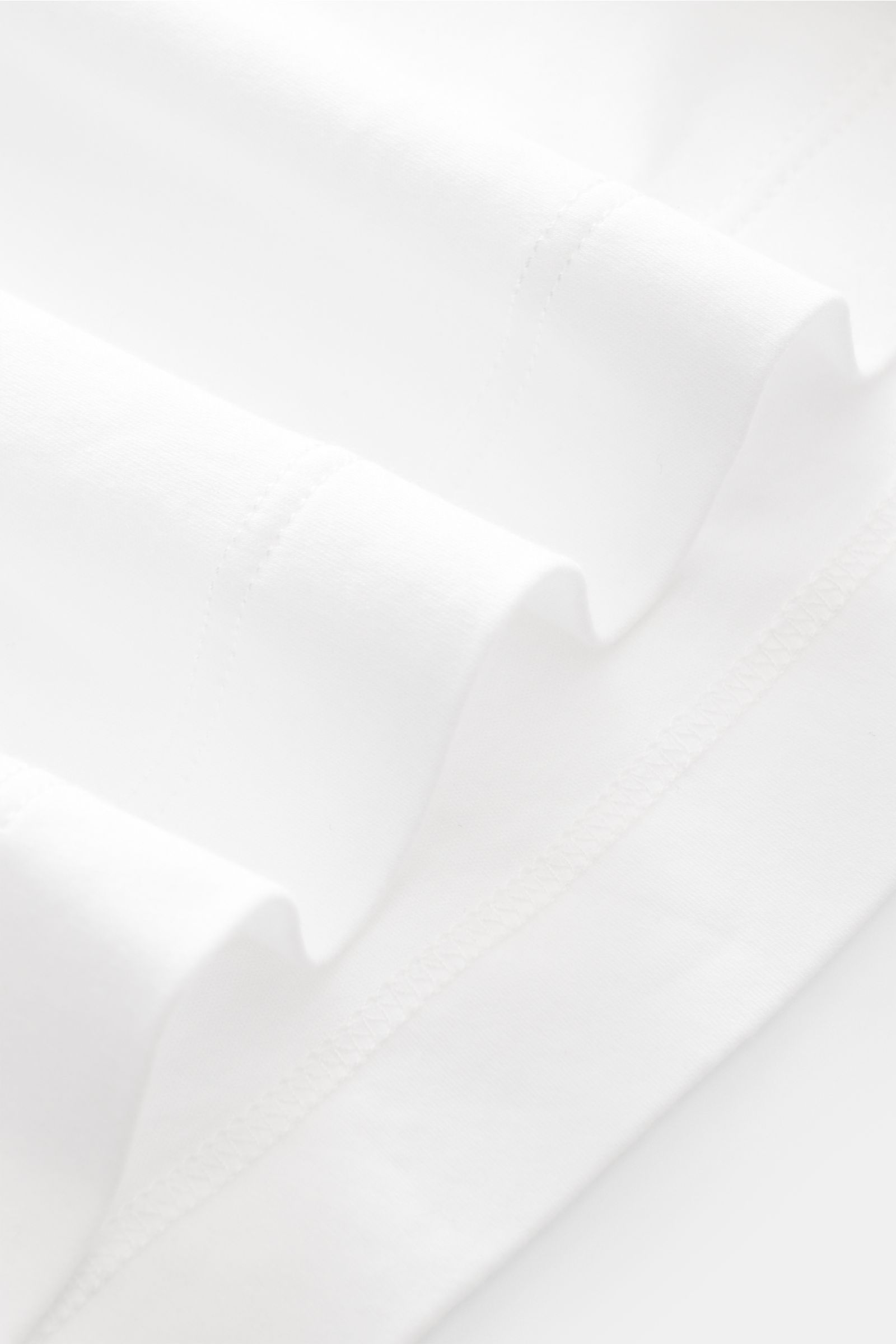 Alt-Tag (124 Zeichen): Nahaufnahme des feinen weißen Piacenza 1733 Rundhals-T-Shirts aus reiner Baumwolle, Jersey, Regular Fit, weicher Griff.